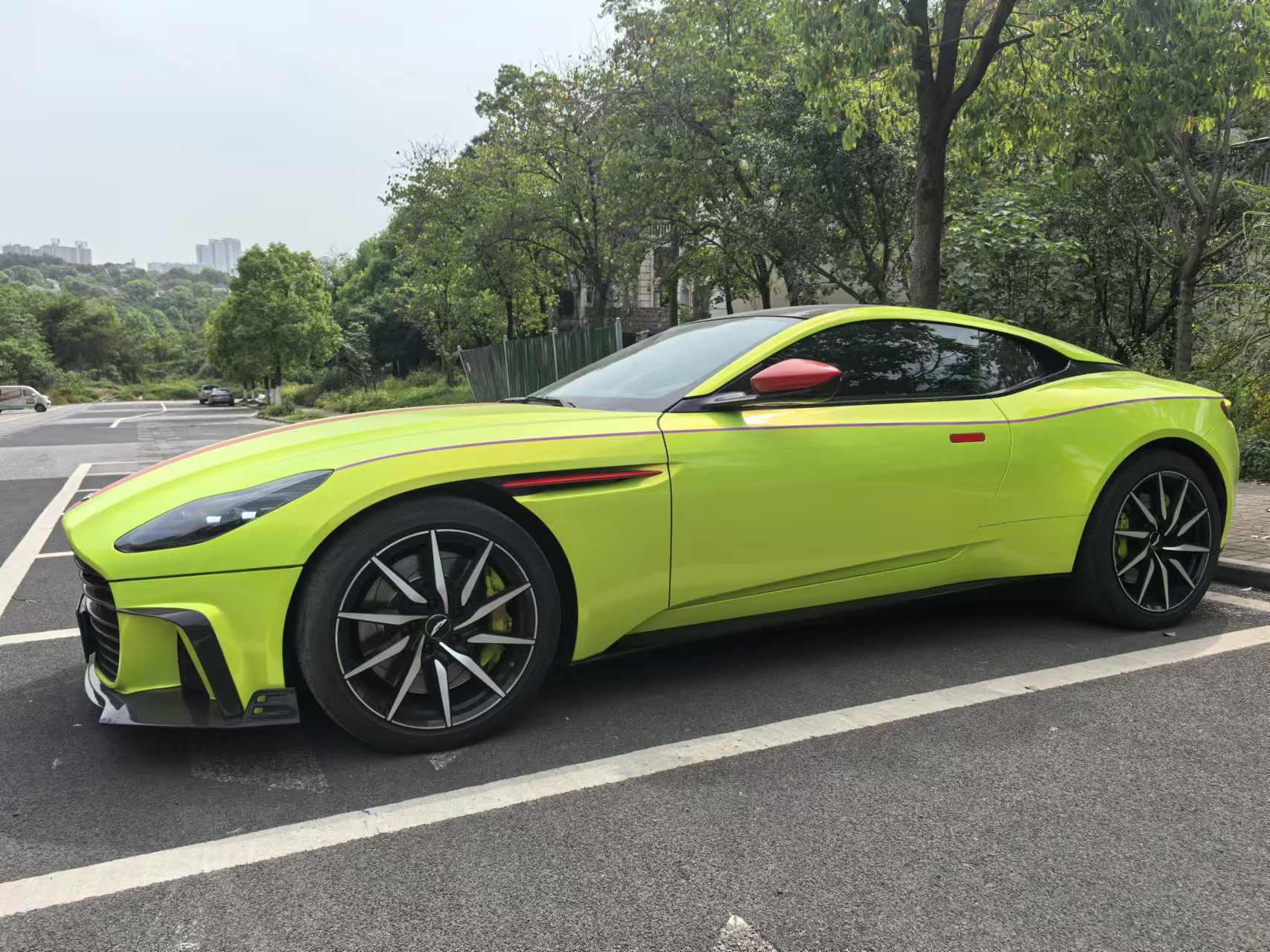二手阿斯顿·马丁 DB11 蓝色/白/红双拼 2020款 4.0T V8 Coupe