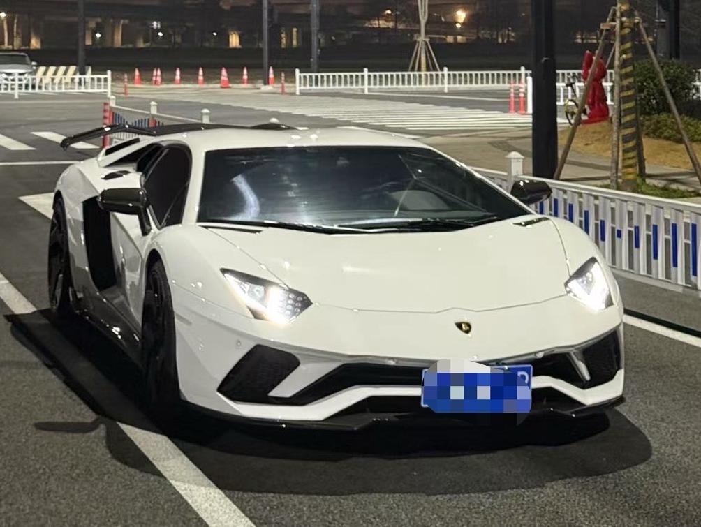 二手兰博基尼 Aventador 白色/黑色 2017款 Aventador S