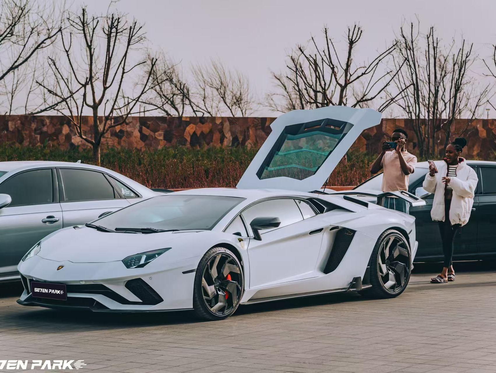 二手兰博基尼 Aventador 白色/黑色 2017款 Aventador S