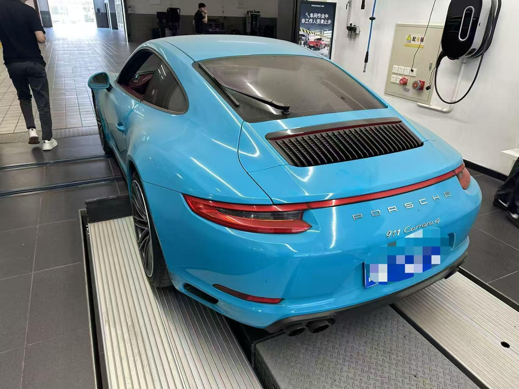 二手保时捷 911 午夜蓝/波尔多红 Carrera 4 中规版