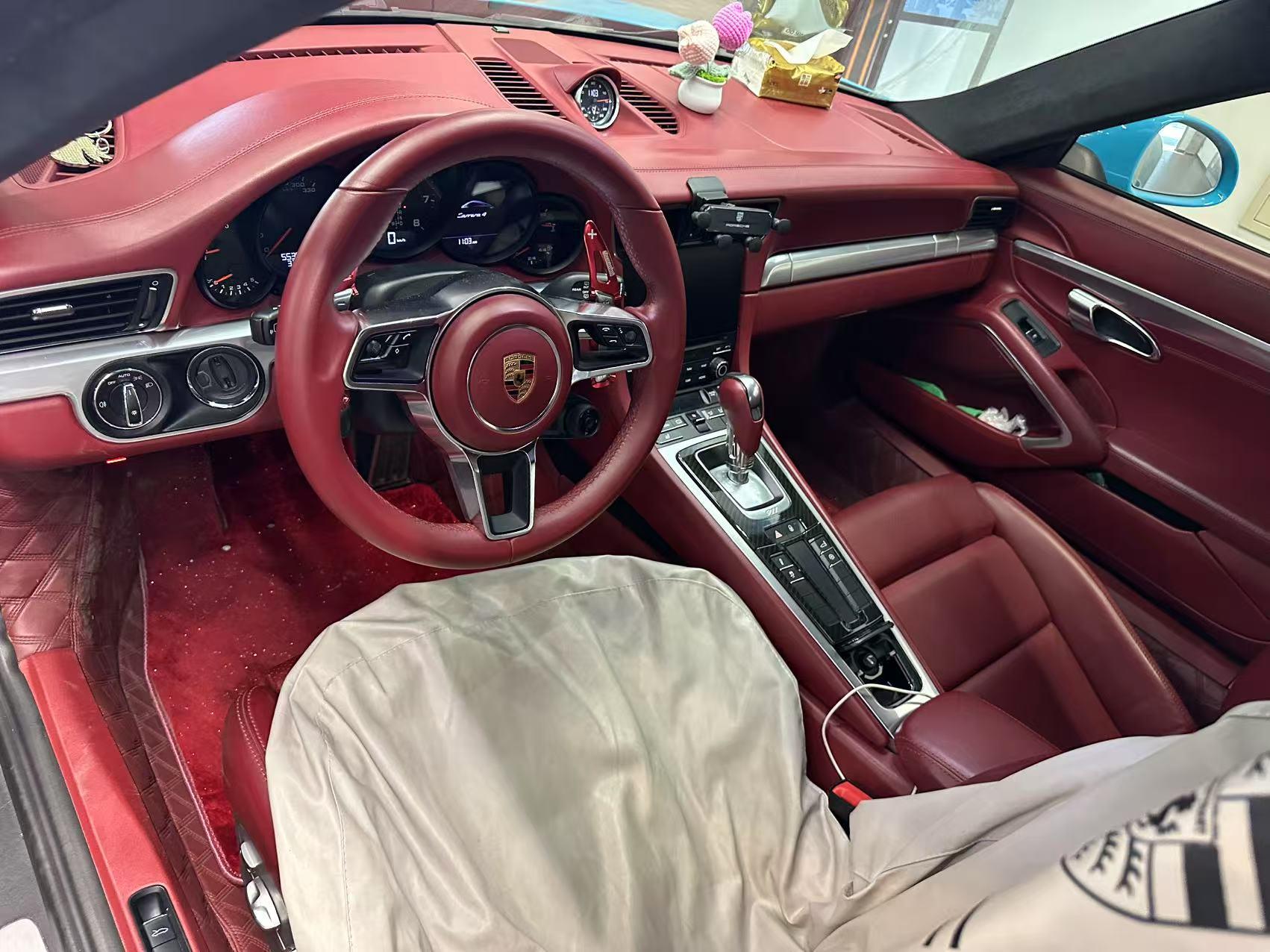 二手保时捷 911 午夜蓝/波尔多红 Carrera 4 中规版