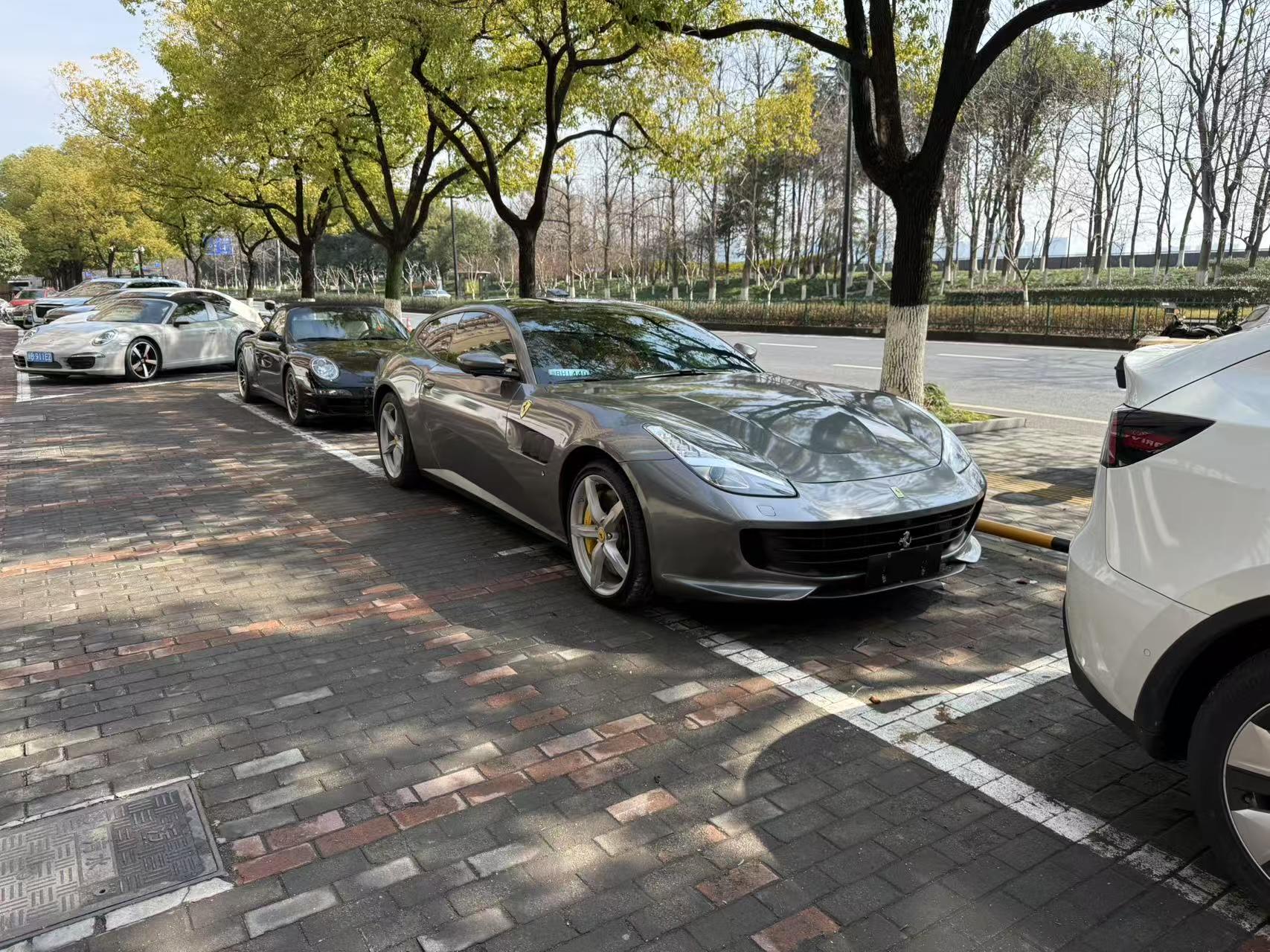 二手法拉利 GTC4 Lusso 白色/红色 2017款 3.9T V8