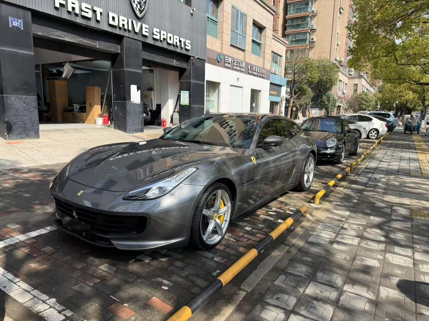 二手法拉利 GTC4 Lusso 白色/红色 2017款 3.9T V8