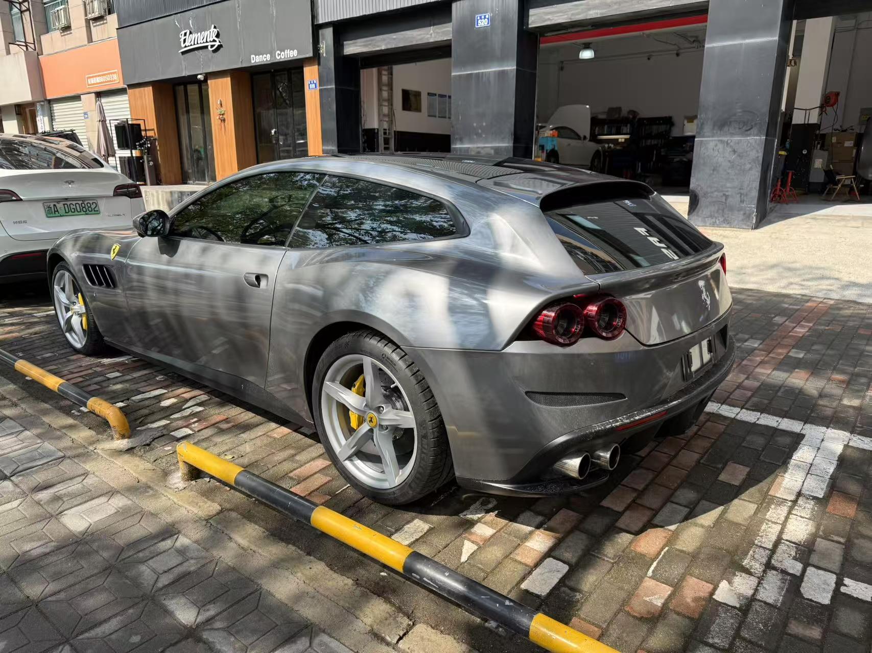 二手法拉利 GTC4 Lusso 白色/红色 2017款 3.9T V8