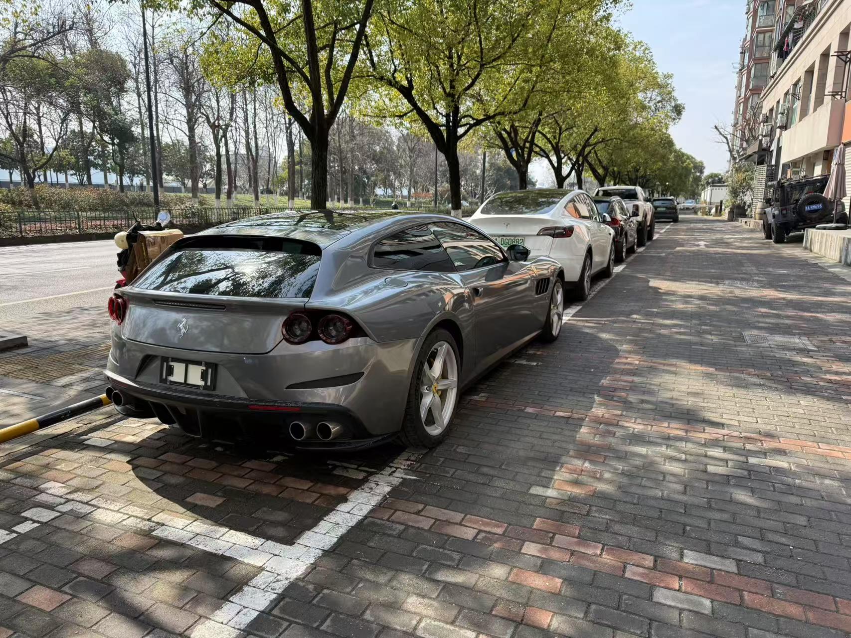 二手法拉利 GTC4 Lusso 白色/红色 2017款 3.9T V8