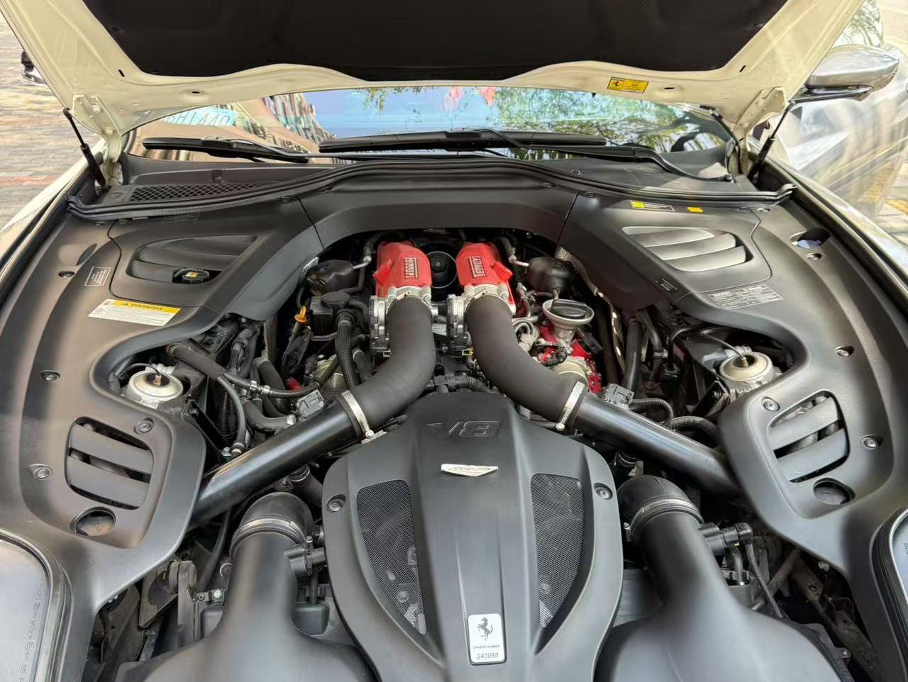 二手法拉利 GTC4 Lusso 白色/红色 2017款 3.9T V8