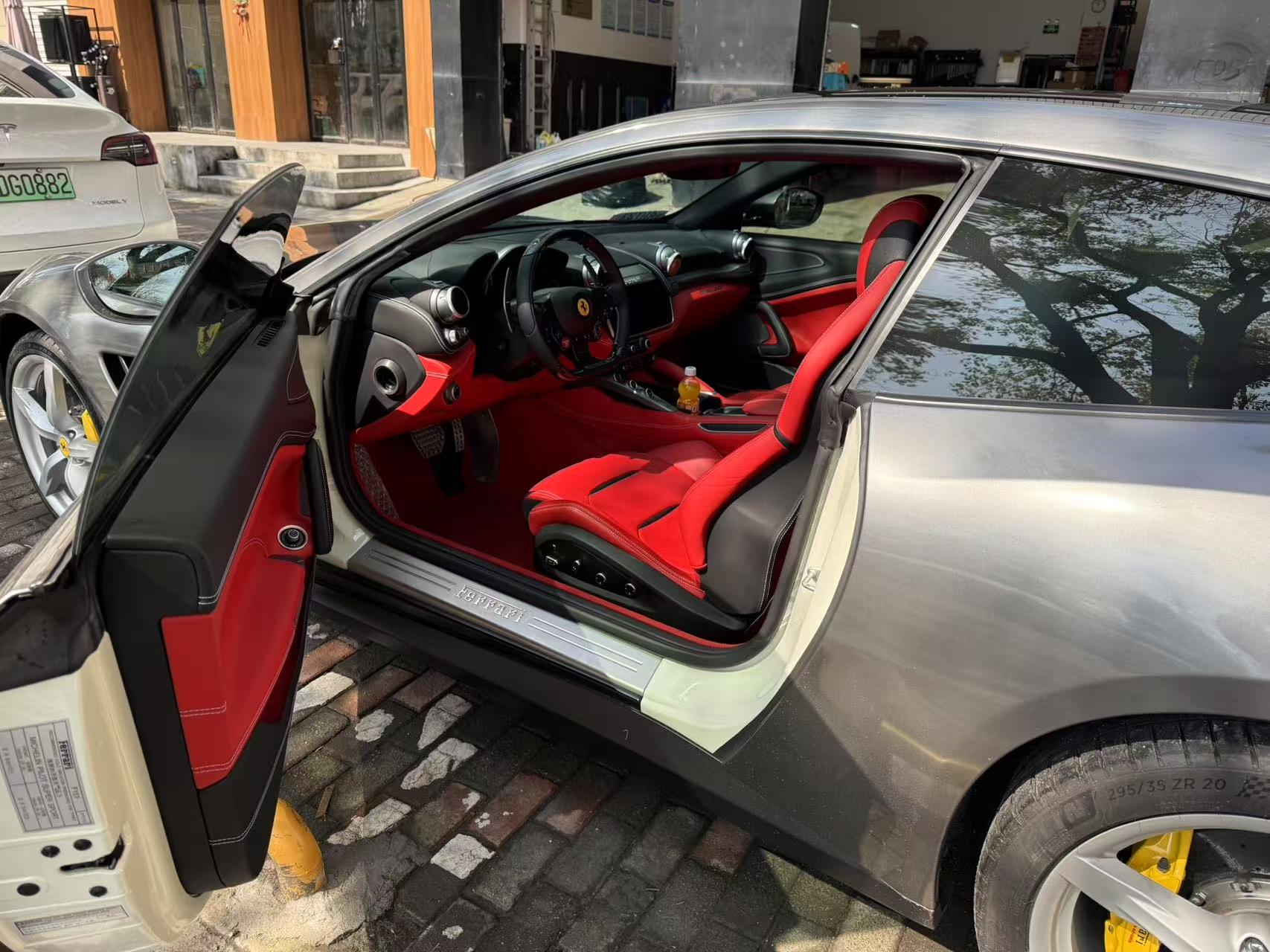二手法拉利 GTC4 Lusso 白色/红色 2017款 3.9T V8