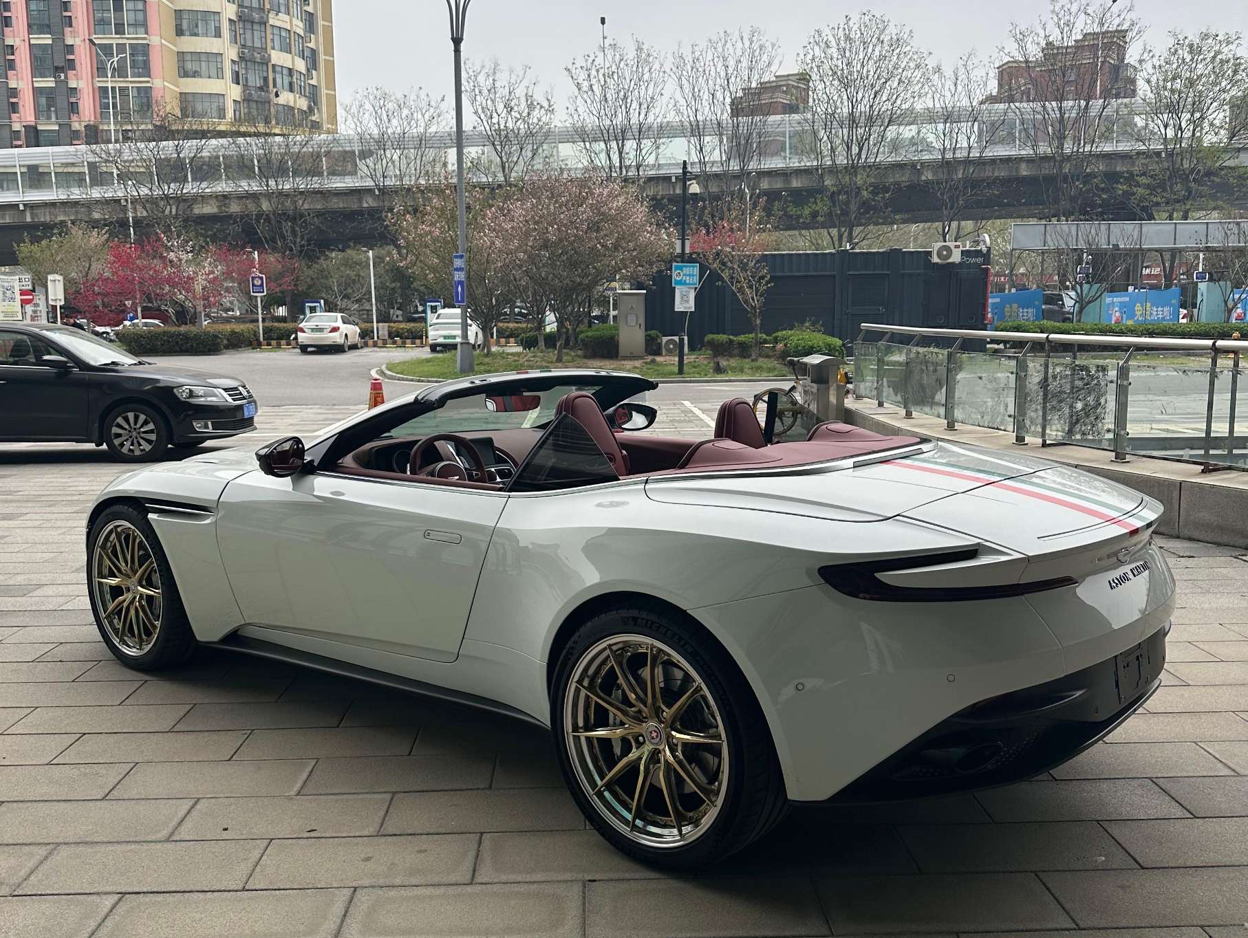 二手阿斯顿·马丁 DB11 冰川白/红色 2023款 4.0T V8 Volante