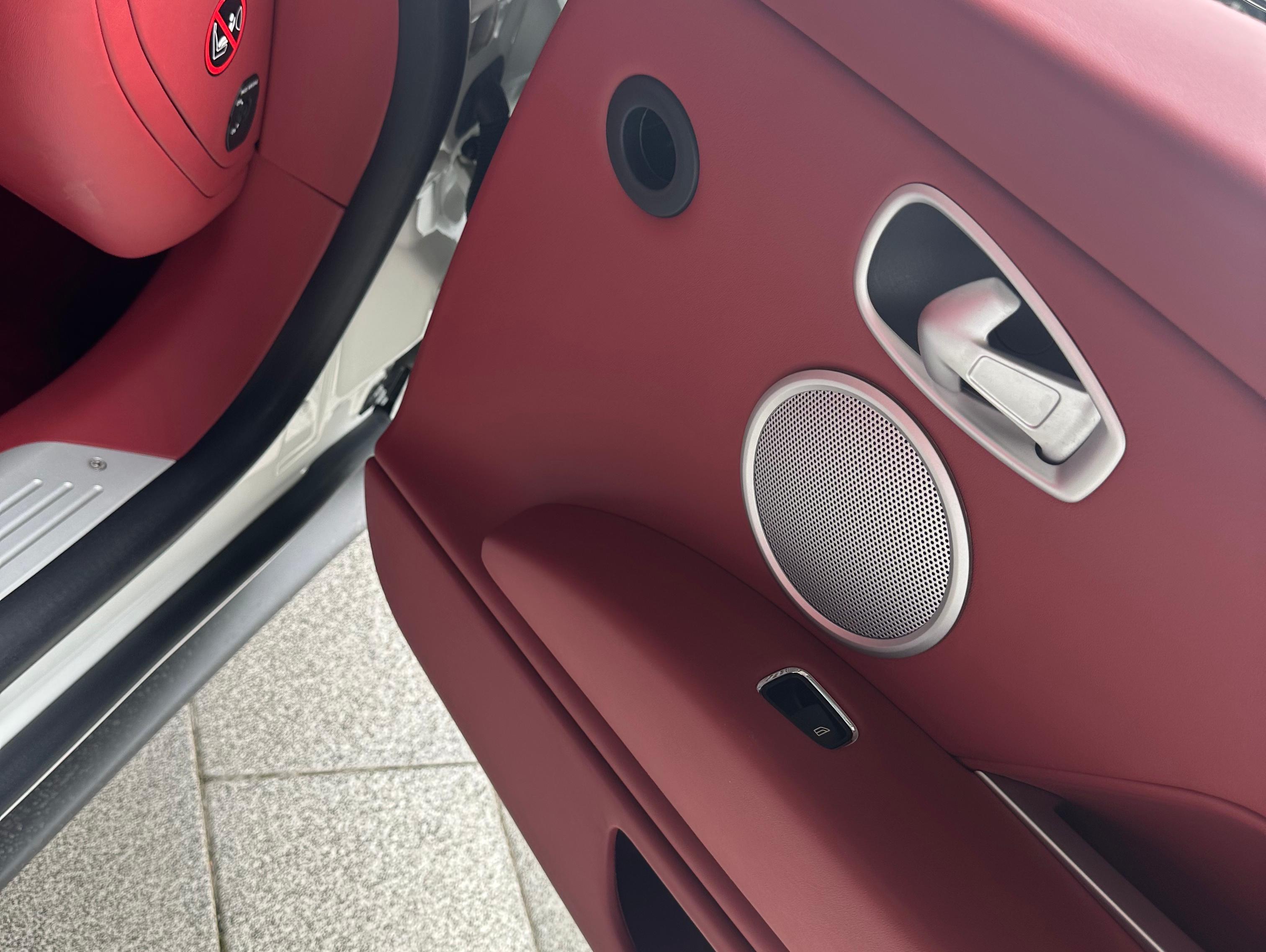 二手阿斯顿·马丁 DB11 冰川白/红色 2023款 4.0T V8 Volante