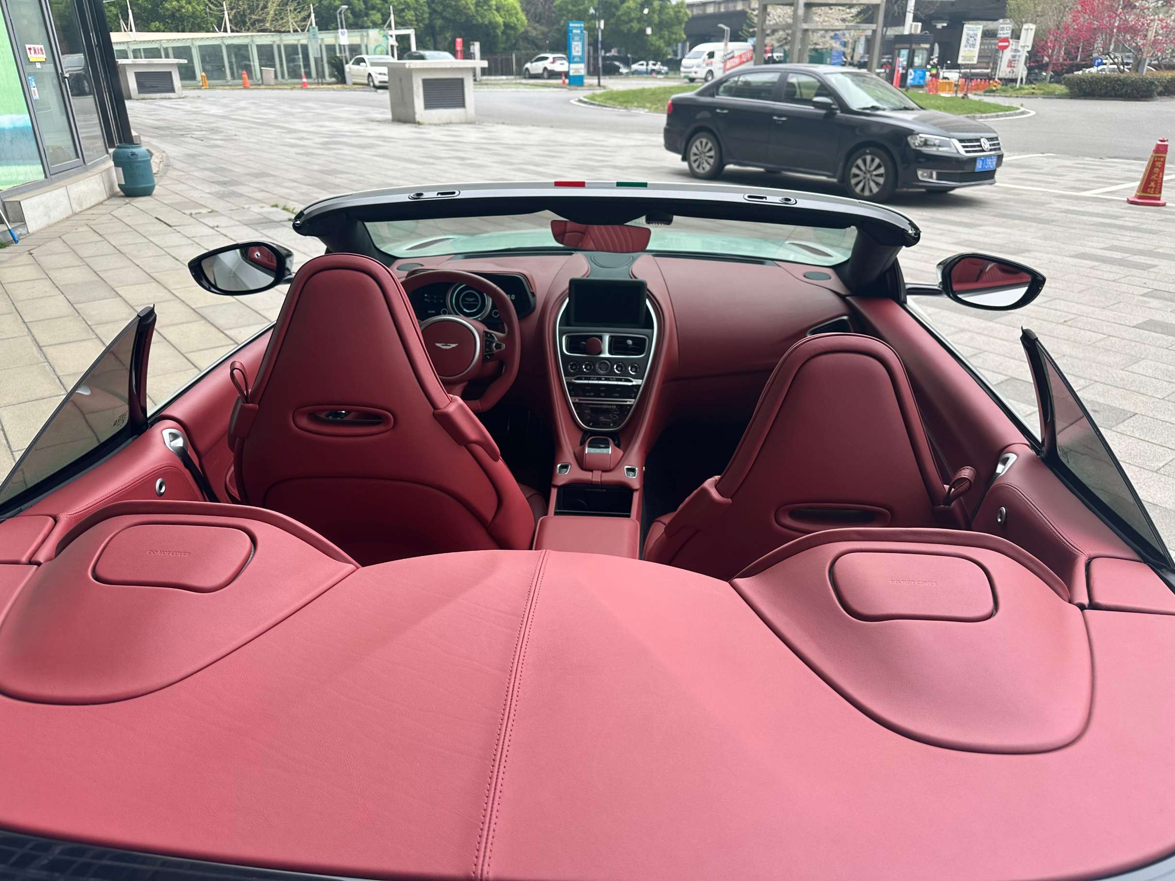 二手阿斯顿·马丁 DB11 冰川白/红色 2023款 4.0T V8 Volante