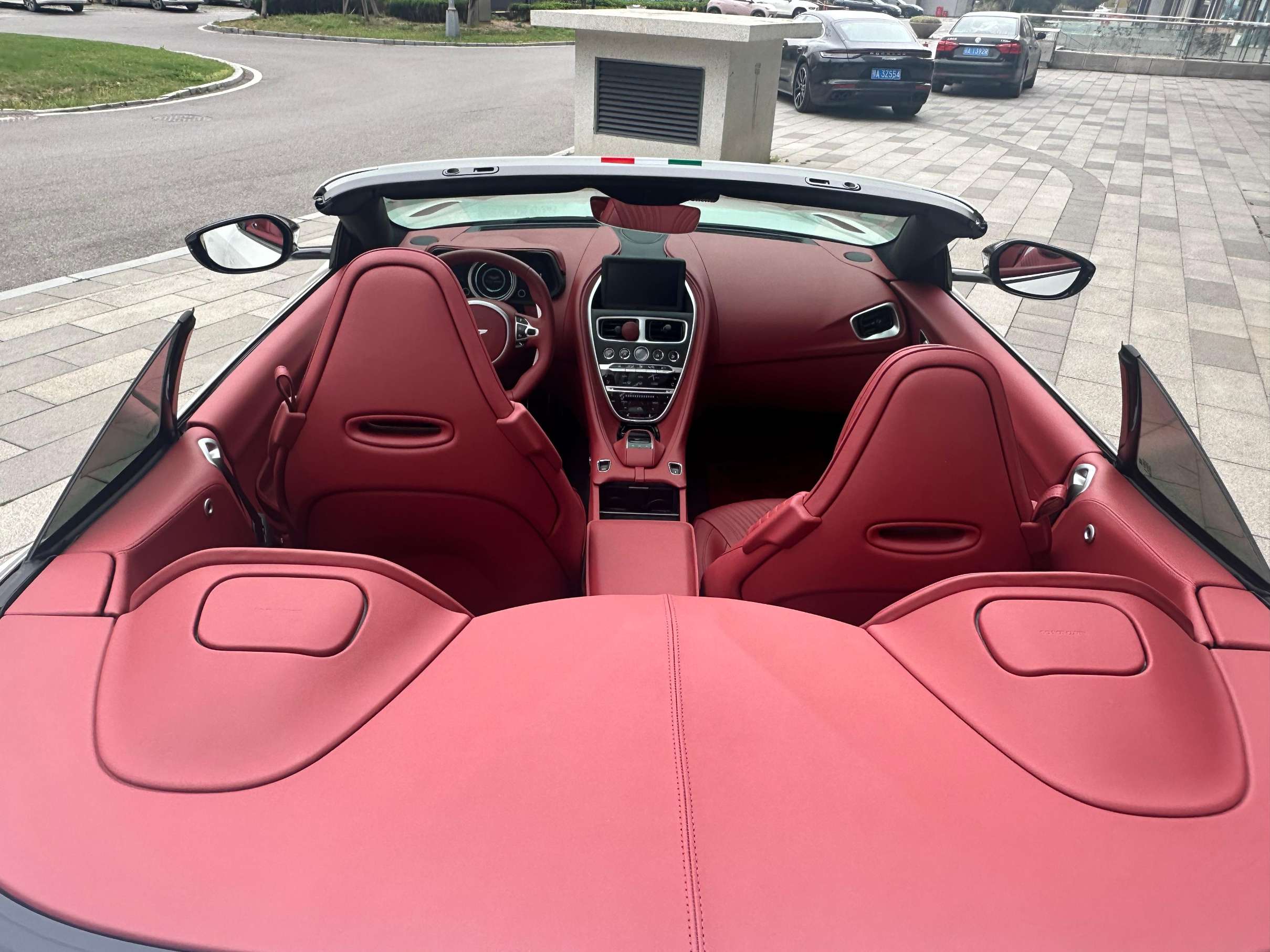 二手阿斯顿·马丁 DB11 冰川白/红色 2023款 4.0T V8 Volante