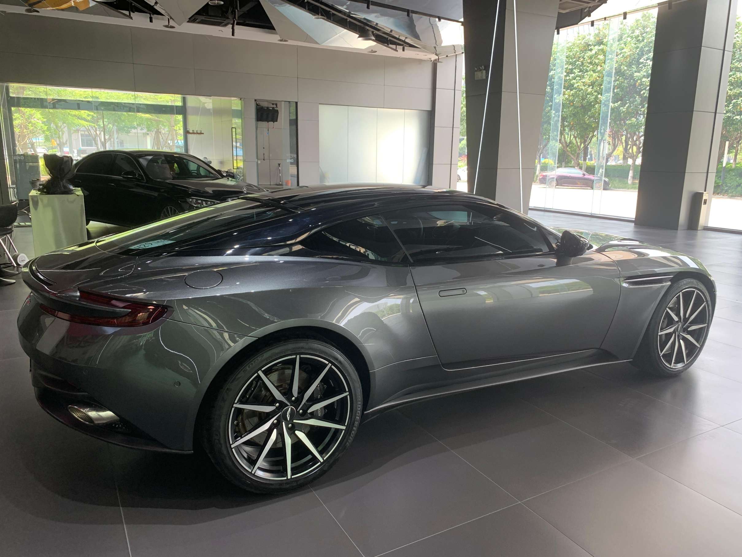 二手阿斯顿·马丁 DB11 灰色/黑色 2019款 4.0T V8 Coupe