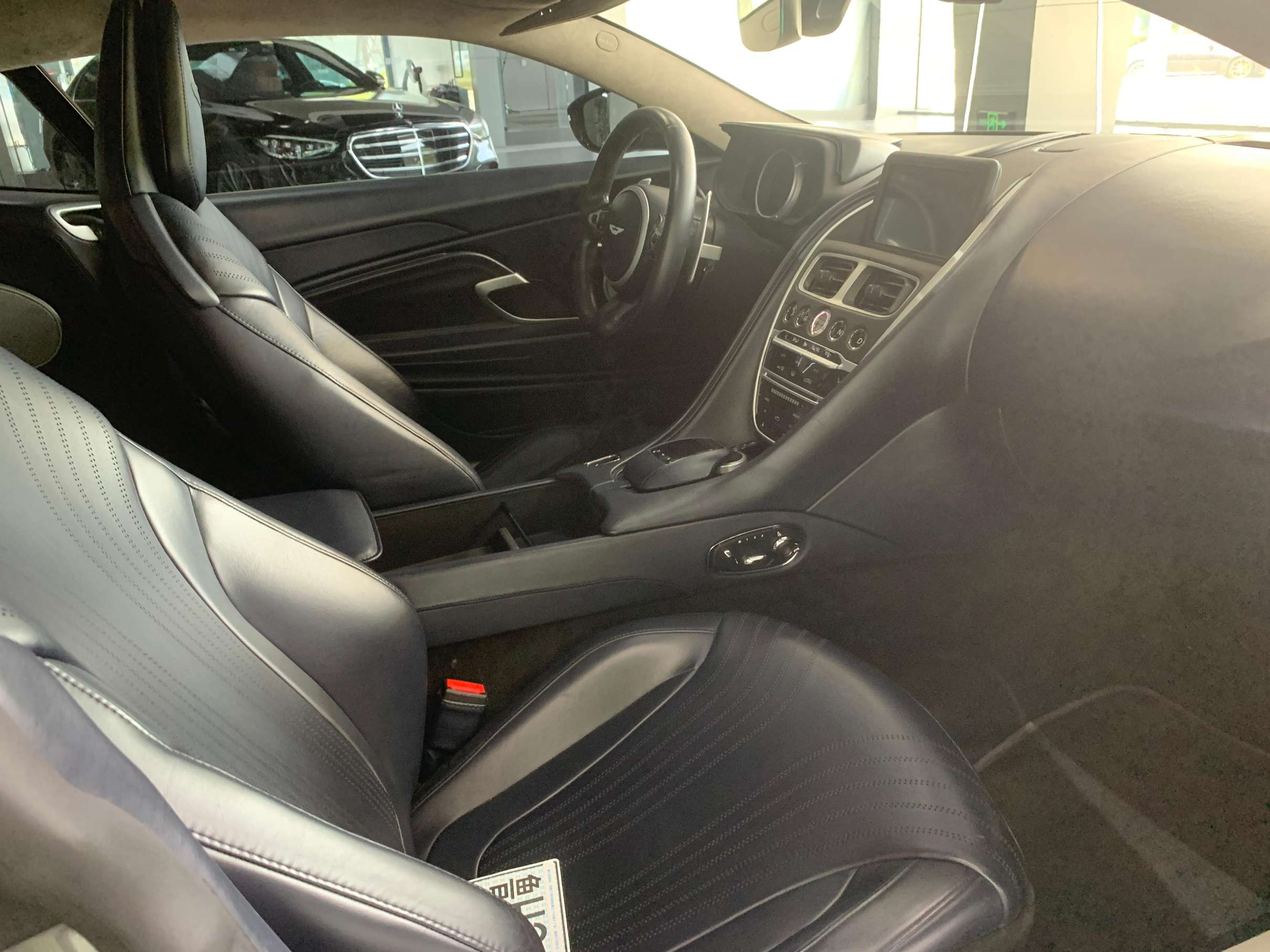 二手阿斯顿·马丁 DB11 灰色/黑色 2019款 4.0T V8 Coupe