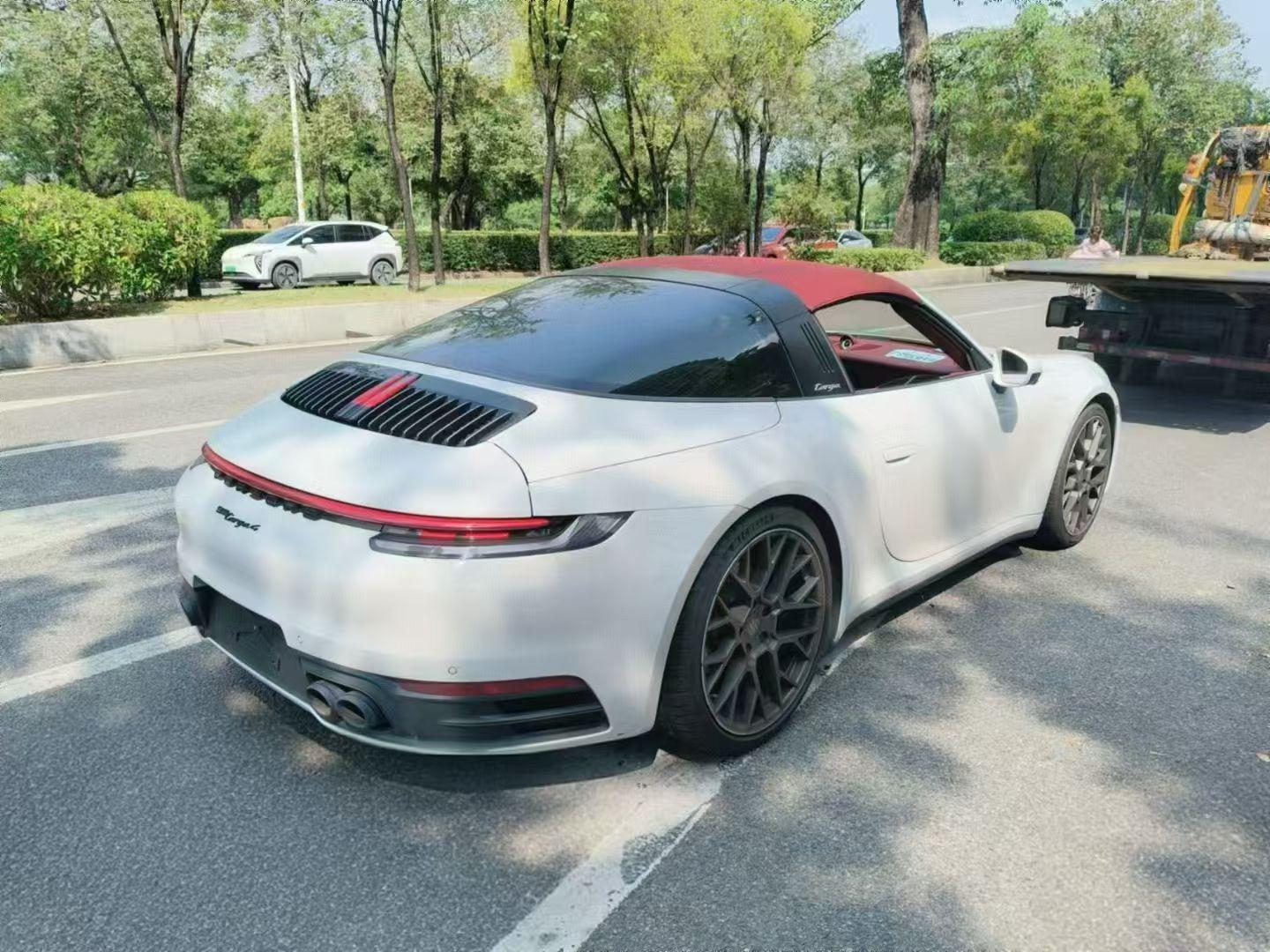 二手保时捷 911 细花白/波尔多红 2022款 Targa 4 3.0T