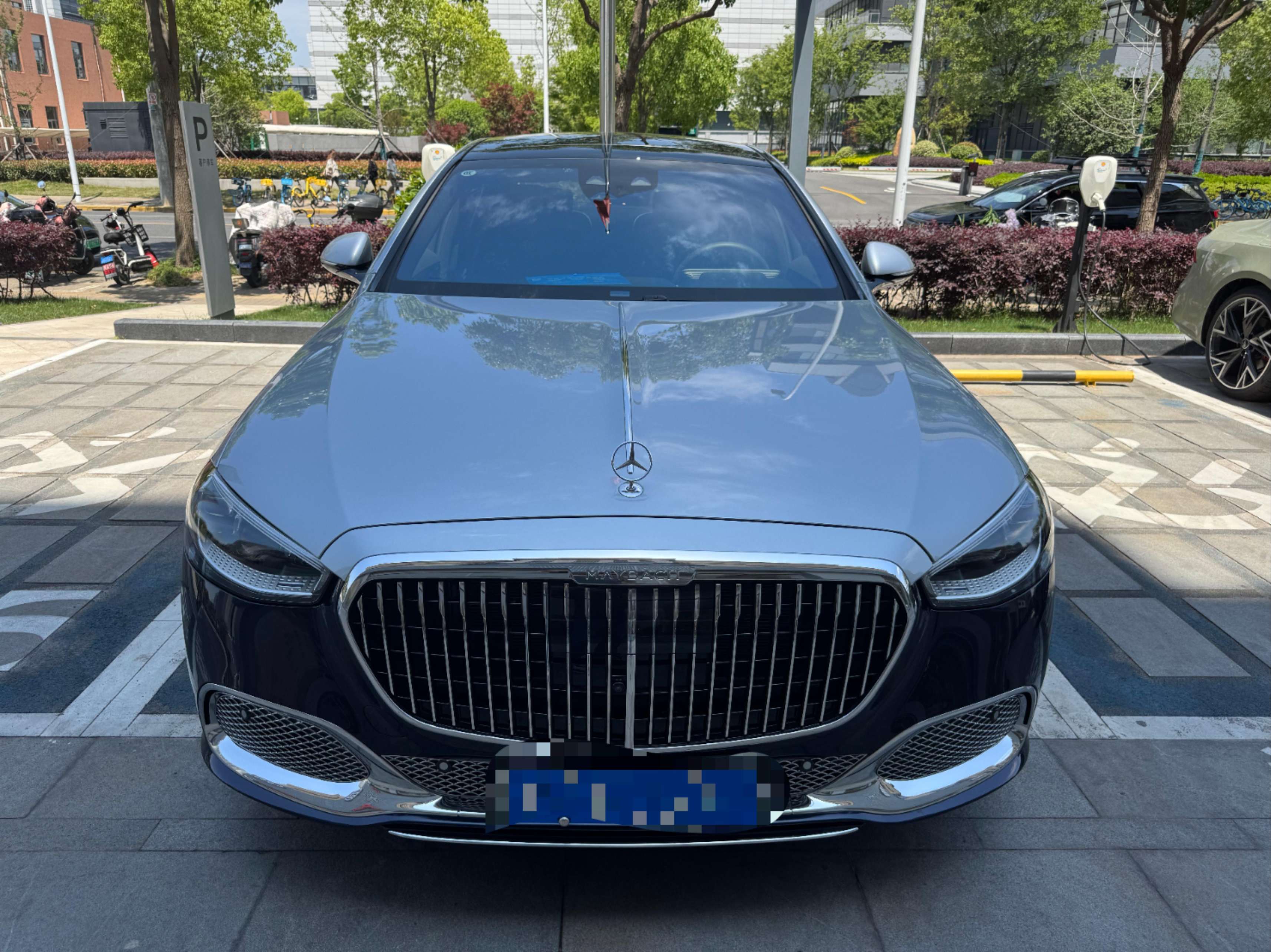 二手奔驰 迈巴赫S级 黑/银双拼/蓝色 S680 4MATIC 中规版