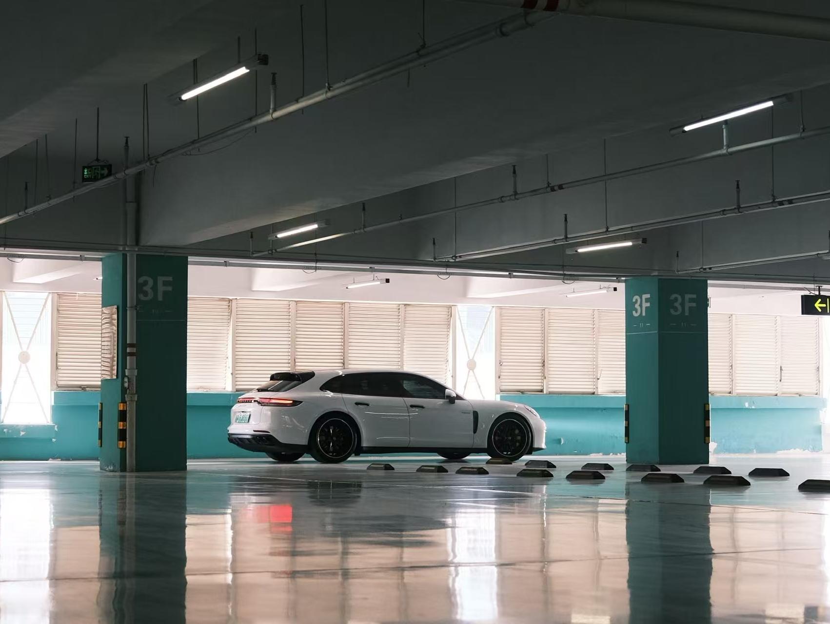 二手保时捷 Panamera 细花白/红色 2022款 Panamera 4 Sport Turismo 2.9T