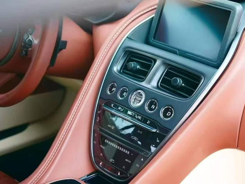二手阿斯顿·马丁 DB11 蓝色/白/红双拼 2020款 4.0T V8 Coupe