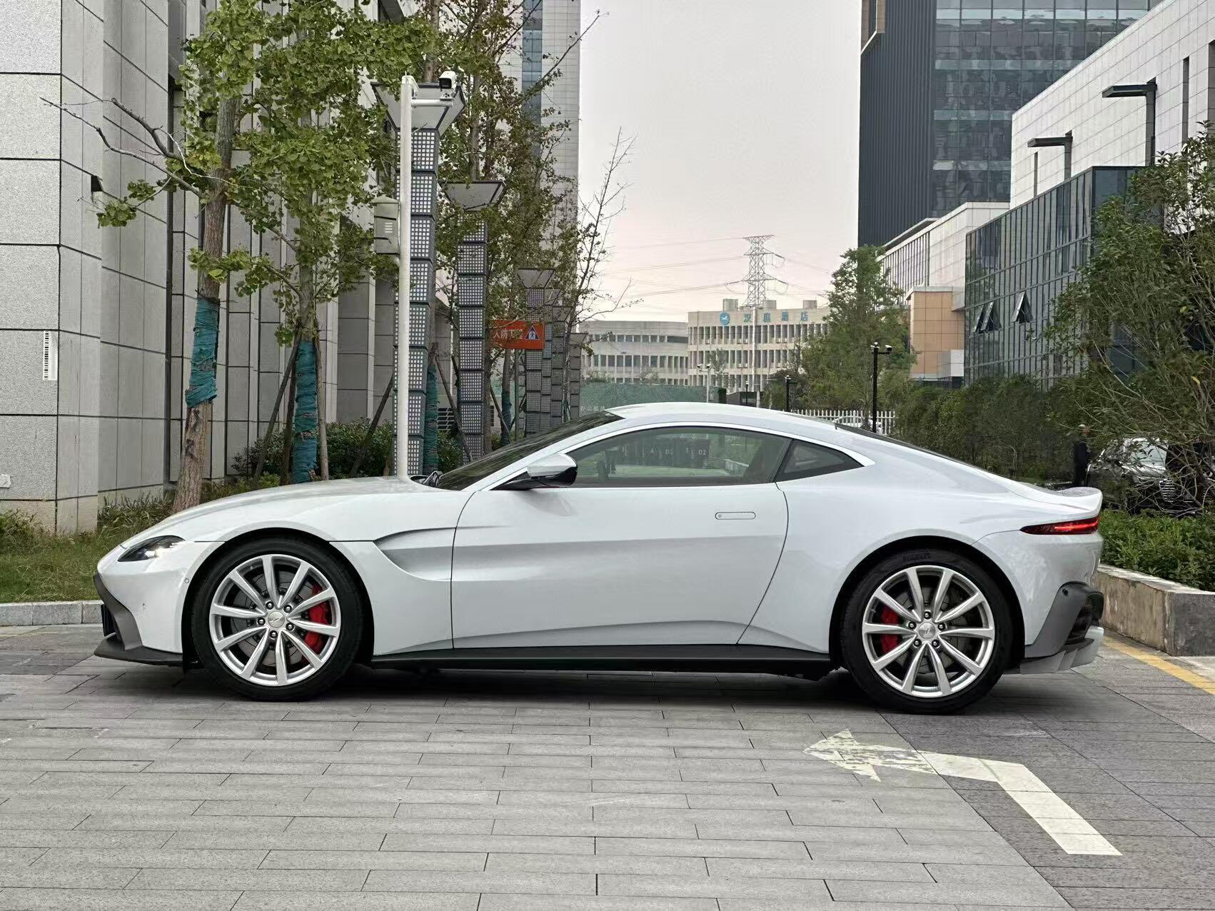 二手阿斯顿·马丁 V8 Vantage 白色/红色 2020款 4.0T V8 Coupe