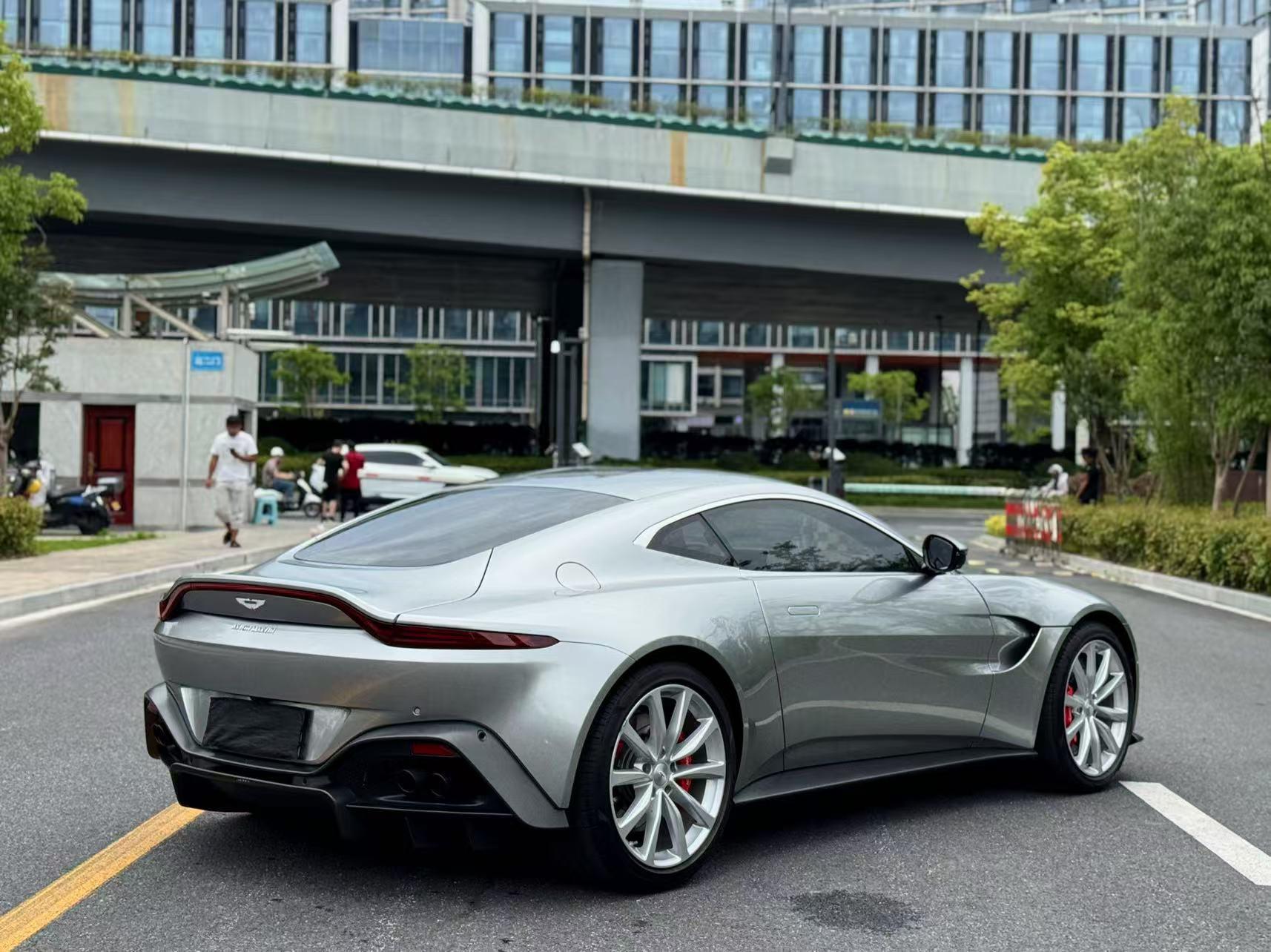 二手阿斯顿·马丁 V8 Vantage 白色/红色 2020款 4.0T V8 Coupe