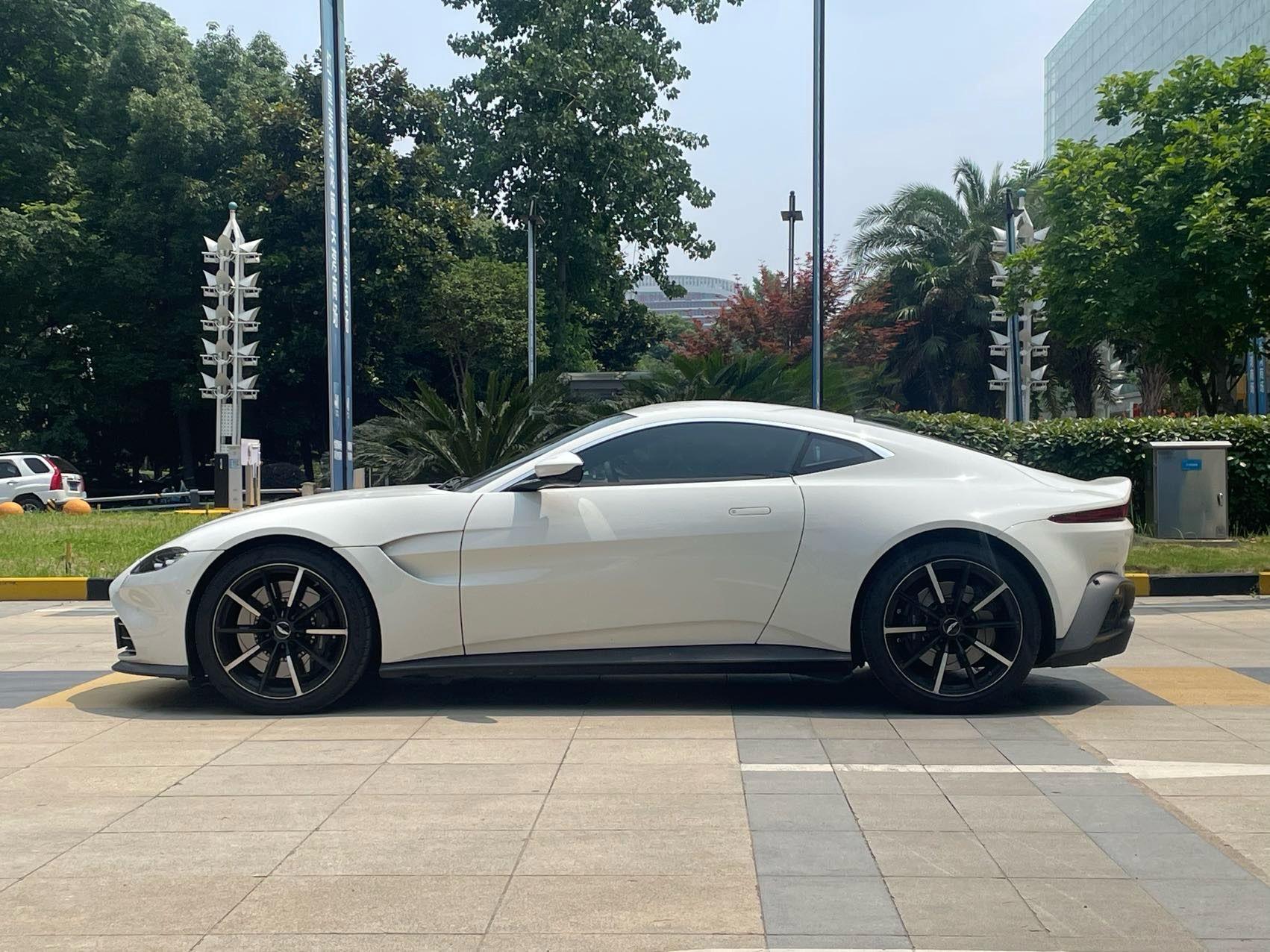 二手阿斯顿·马丁 V8 Vantage 白色/红色 2022款 4.0T V8 Coupe