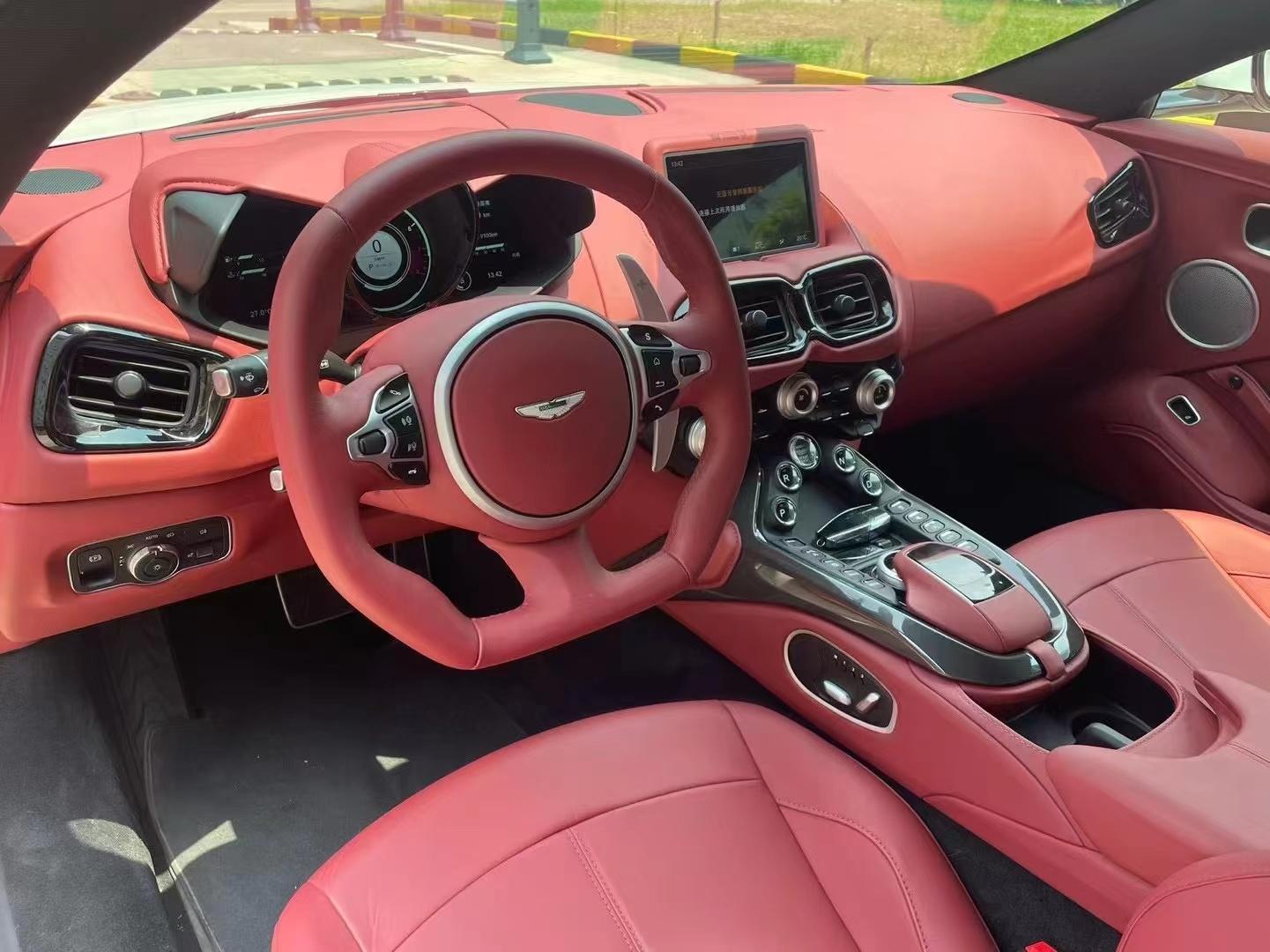 二手阿斯顿·马丁 V8 Vantage 白色/红色 2022款 4.0T V8 Coupe