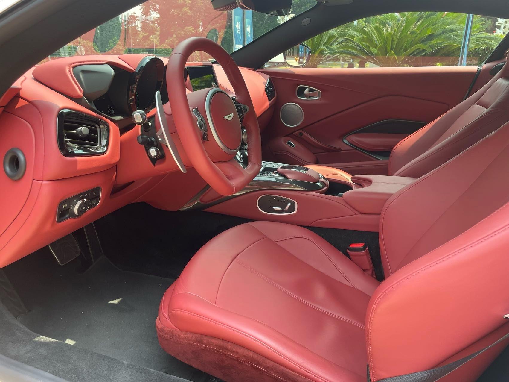 二手阿斯顿·马丁 V8 Vantage 白色/红色 2022款 4.0T V8 Coupe
