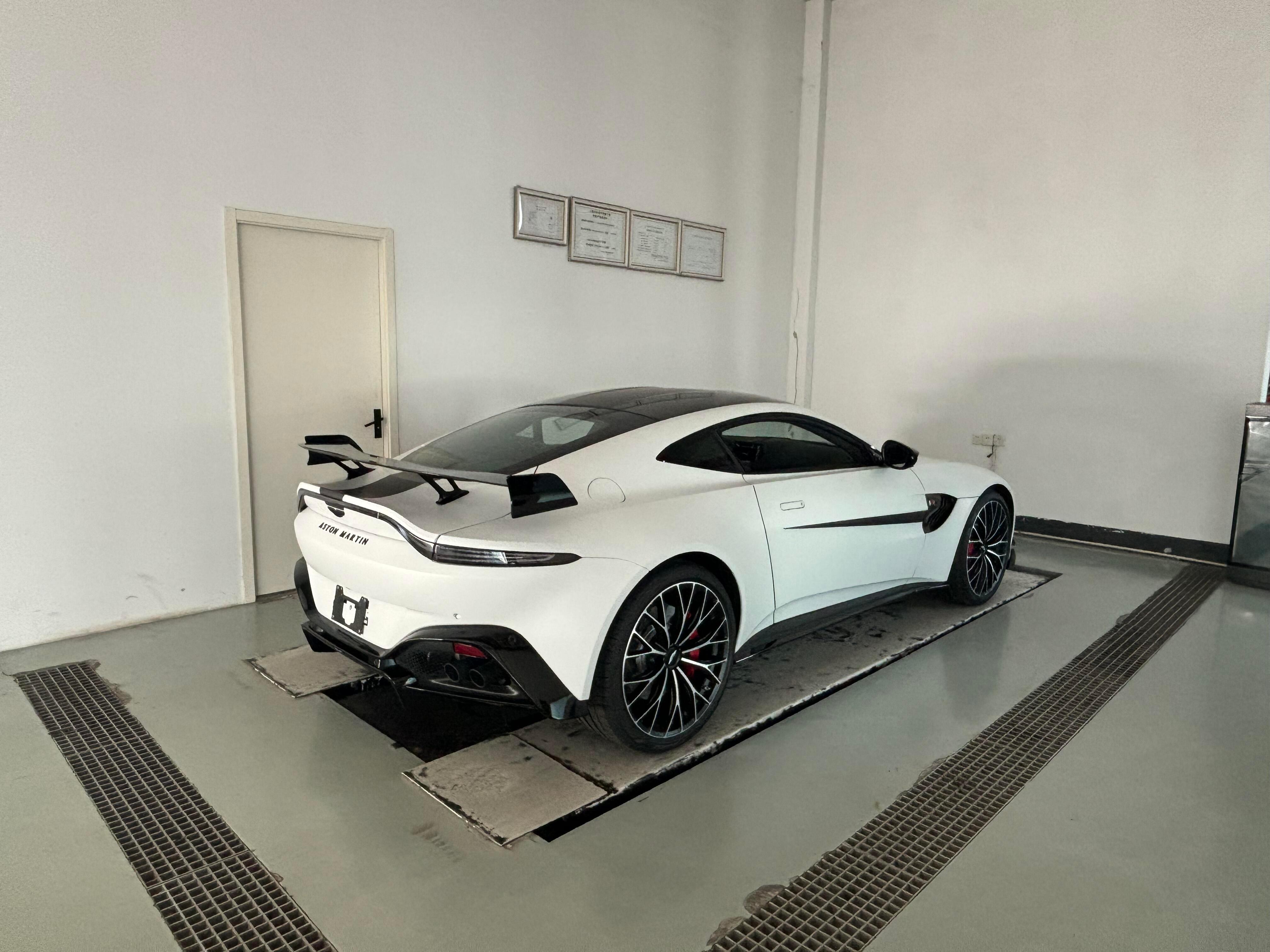 二手阿斯顿·马丁 V8 Vantage 白色/黑色 2023款 4.0T V8 F1 Edition Coupe