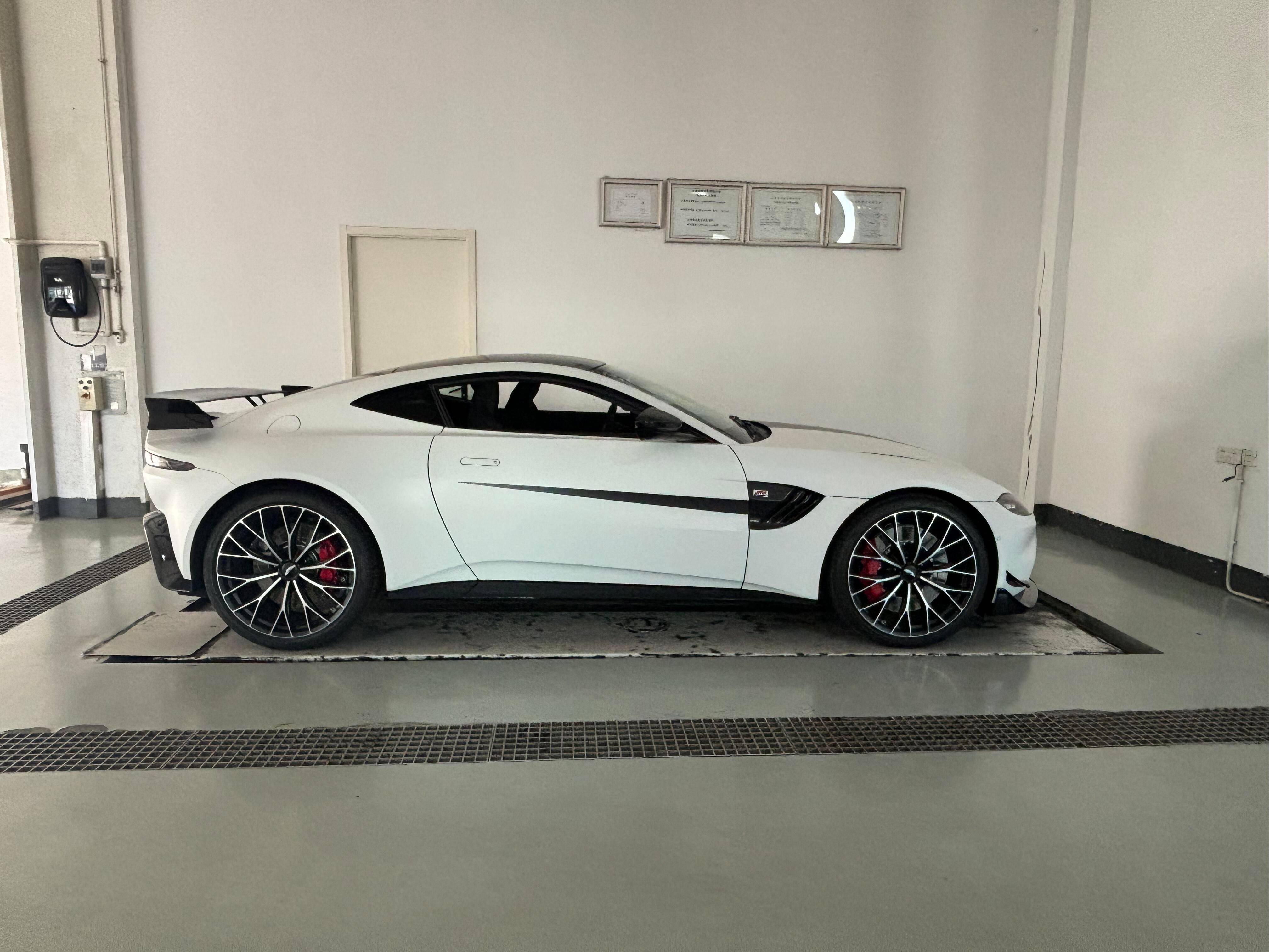 二手阿斯顿·马丁 V8 Vantage 白色/黑色 2023款 4.0T V8 F1 Edition Coupe