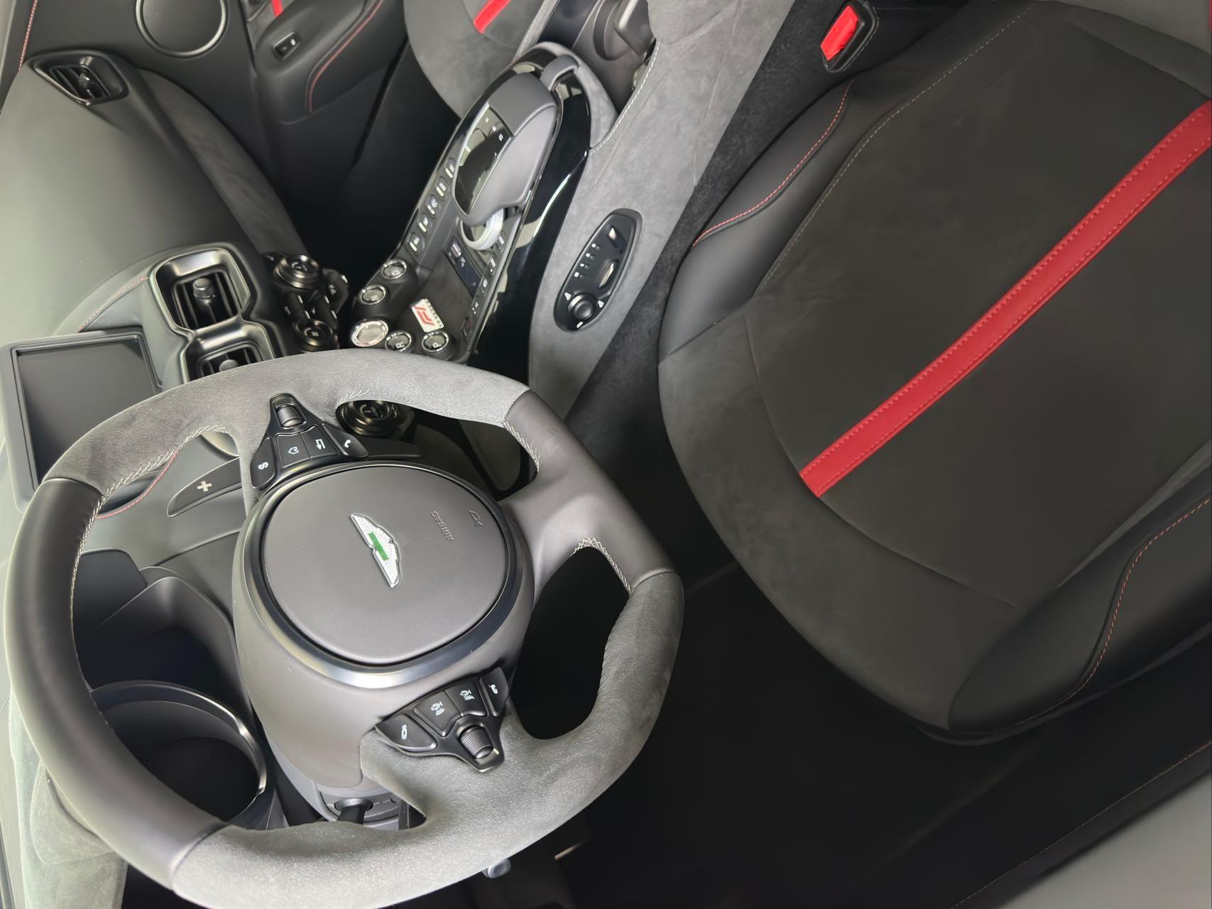 二手阿斯顿·马丁 V8 Vantage 白色/黑色 2023款 4.0T V8 F1 Edition Coupe
