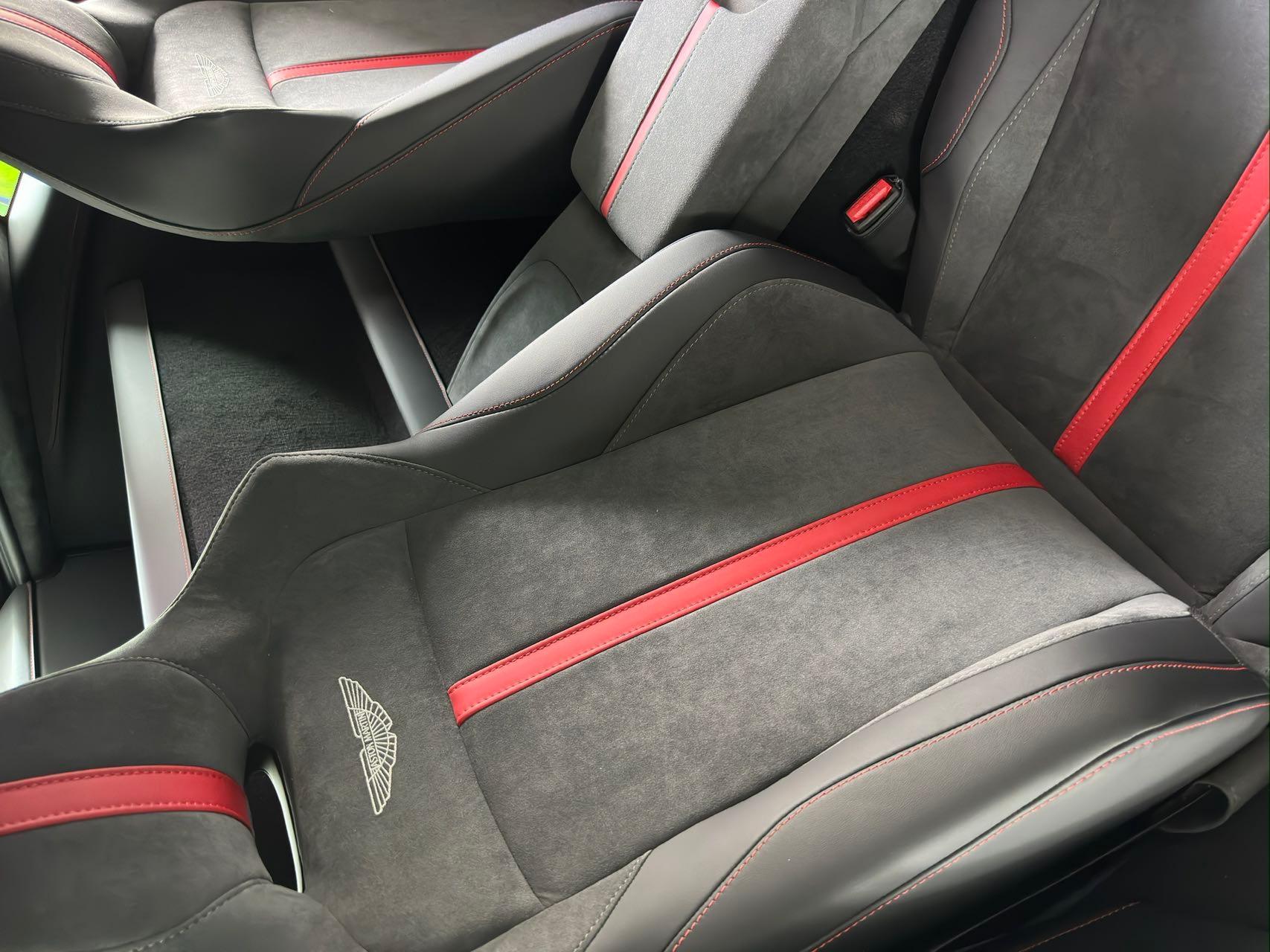 二手阿斯顿·马丁 V8 Vantage 白色/黑色 2023款 4.0T V8 F1 Edition Coupe
