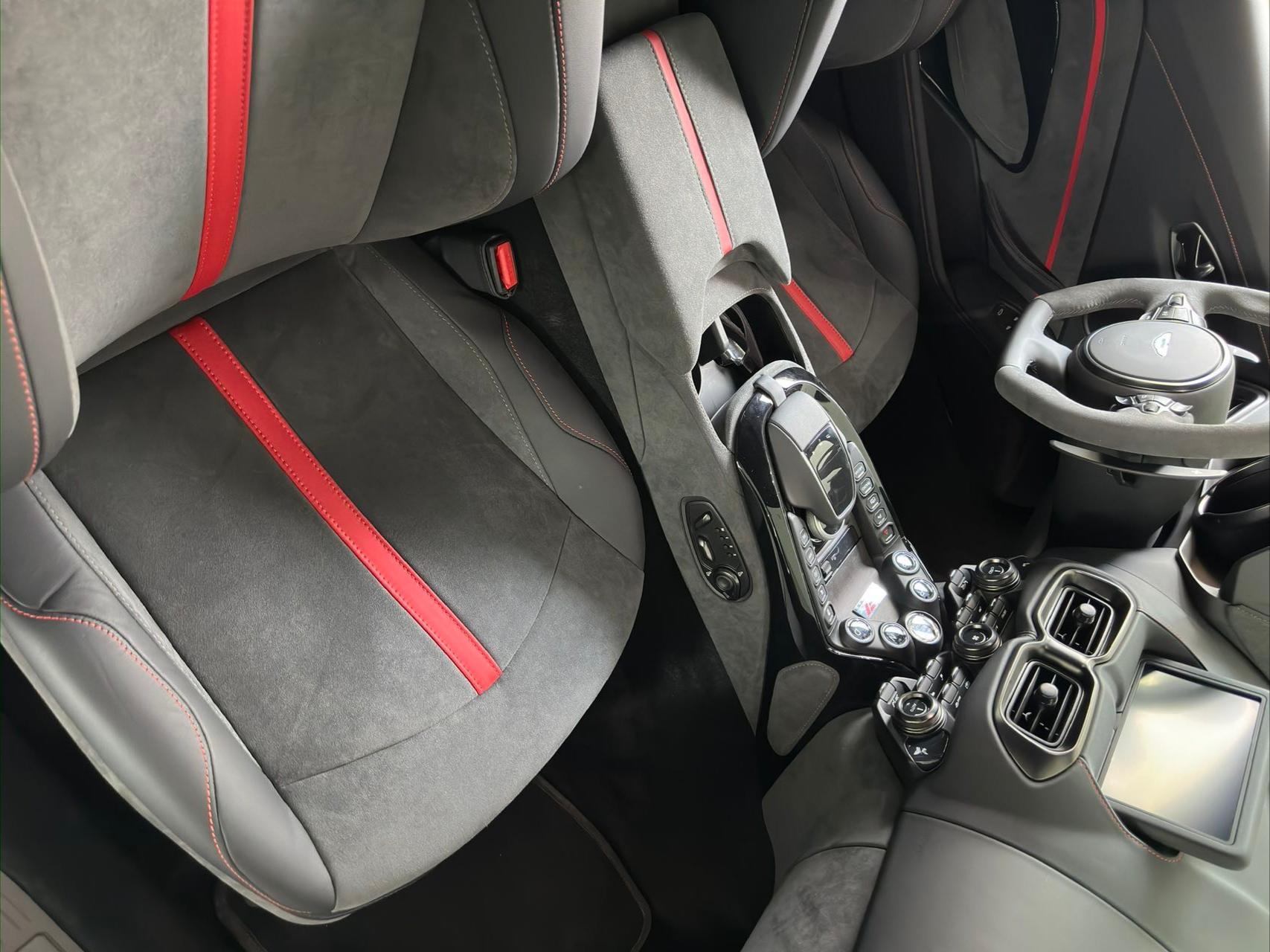 二手阿斯顿·马丁 V8 Vantage 白色/黑色 2023款 4.0T V8 F1 Edition Coupe