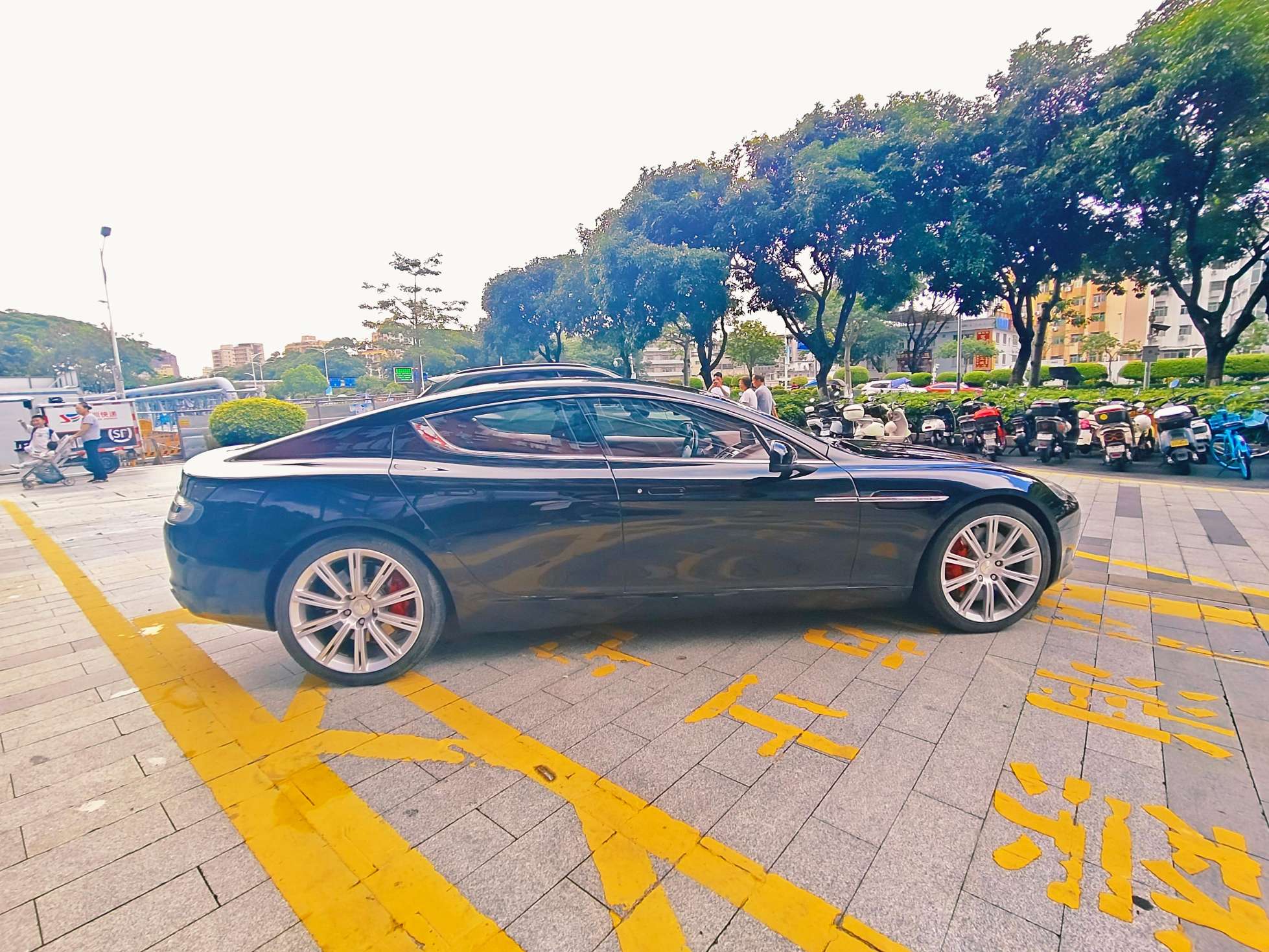 二手阿斯顿·马丁 Rapide 黑色/红色 Rapide 欧规版