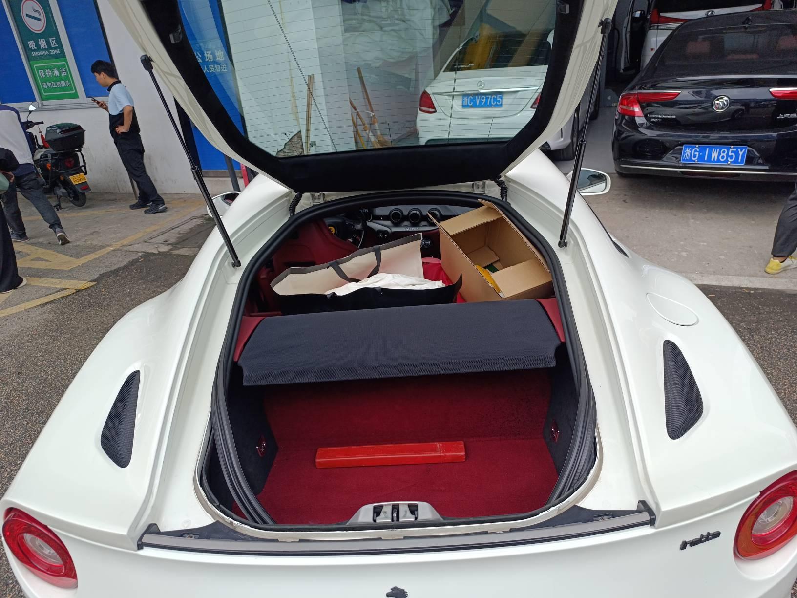 二手法拉利 F12berlinetta 白色/红色 2013款 6.3L 标准型
