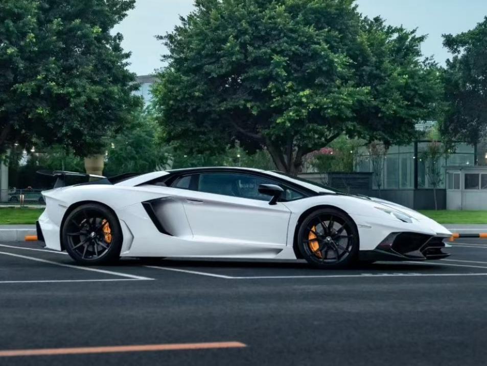 二手兰博基尼 Aventador 白色/黑色 2011款 LP 700-4