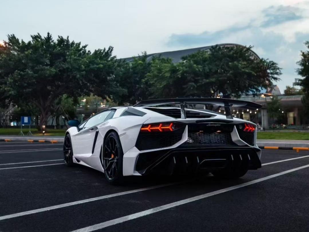 二手兰博基尼 Aventador 白色/黑色 2011款 LP 700-4