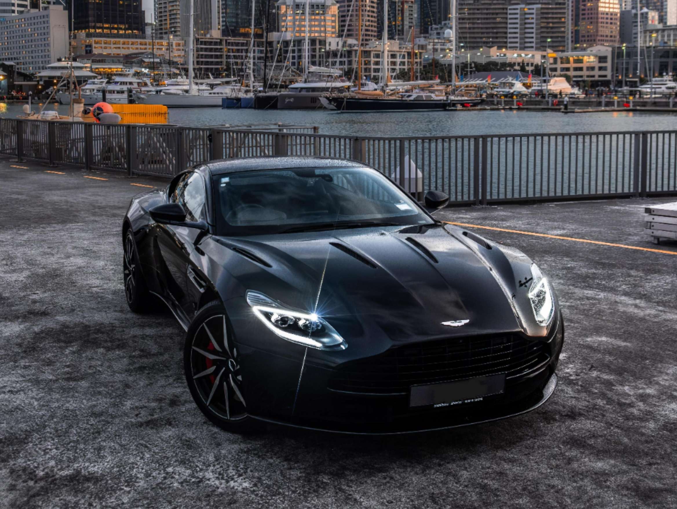 二手阿斯顿·马丁 DB11 黑色/红色 2019款 4.0T V8 Coupe