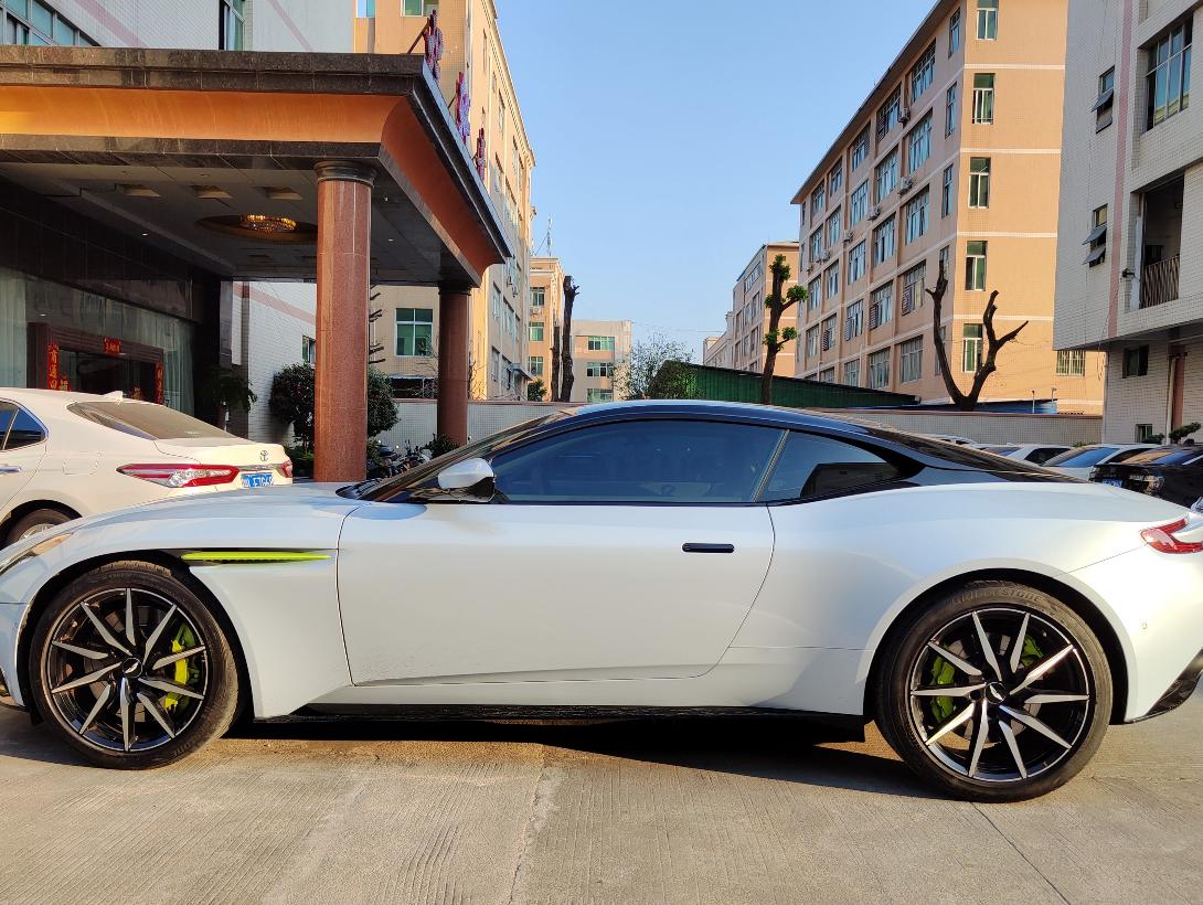 二手阿斯顿·马丁 DB11 蓝色/白/红双拼 2020款 4.0T V8 Coupe