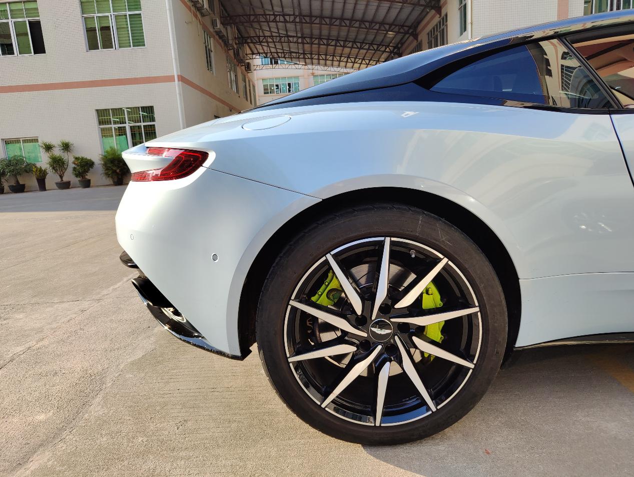 二手阿斯顿·马丁 DB11 蓝色/白/红双拼 2020款 4.0T V8 Coupe