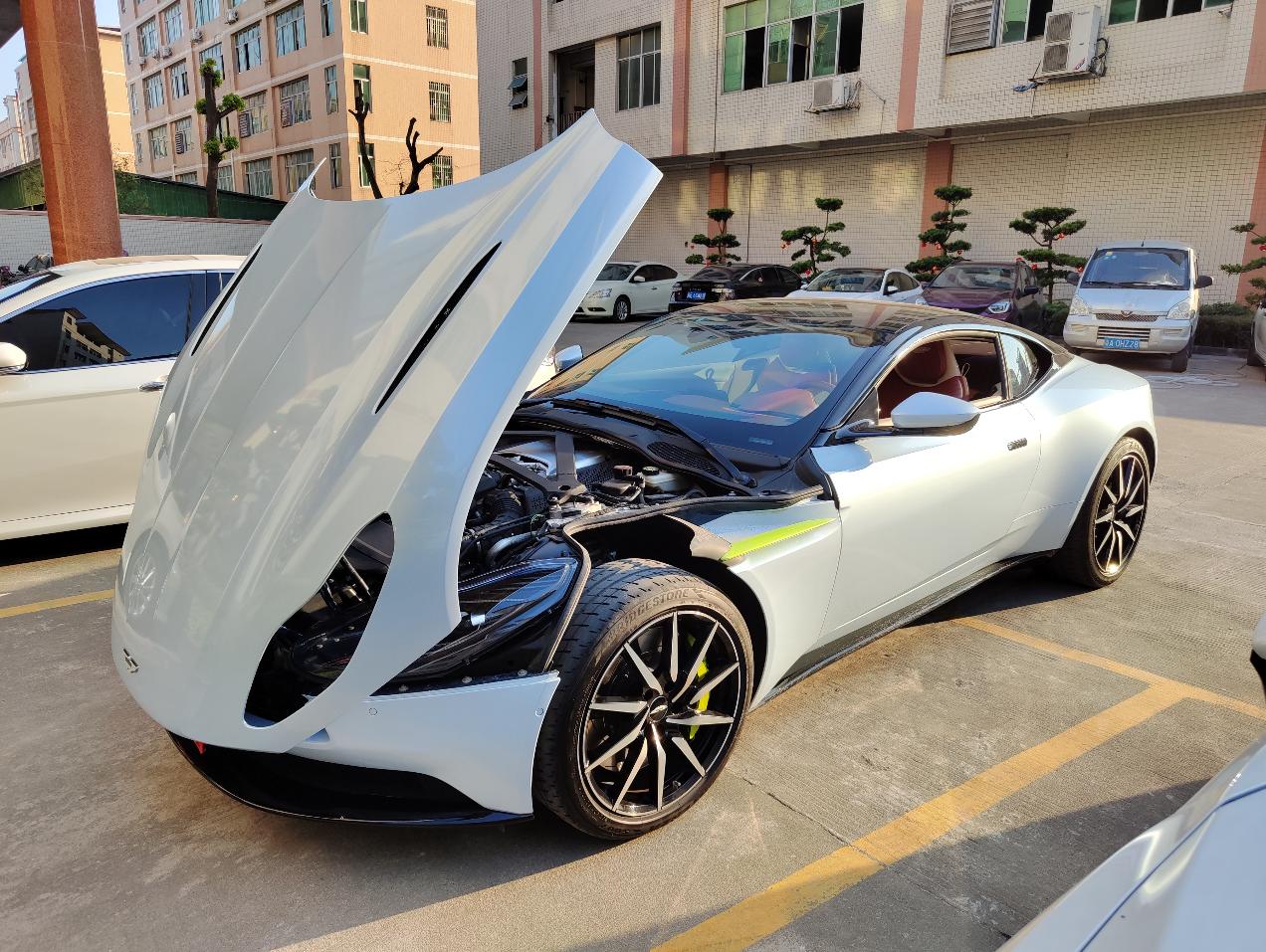二手阿斯顿·马丁 DB11 蓝色/白/红双拼 2020款 4.0T V8 Coupe
