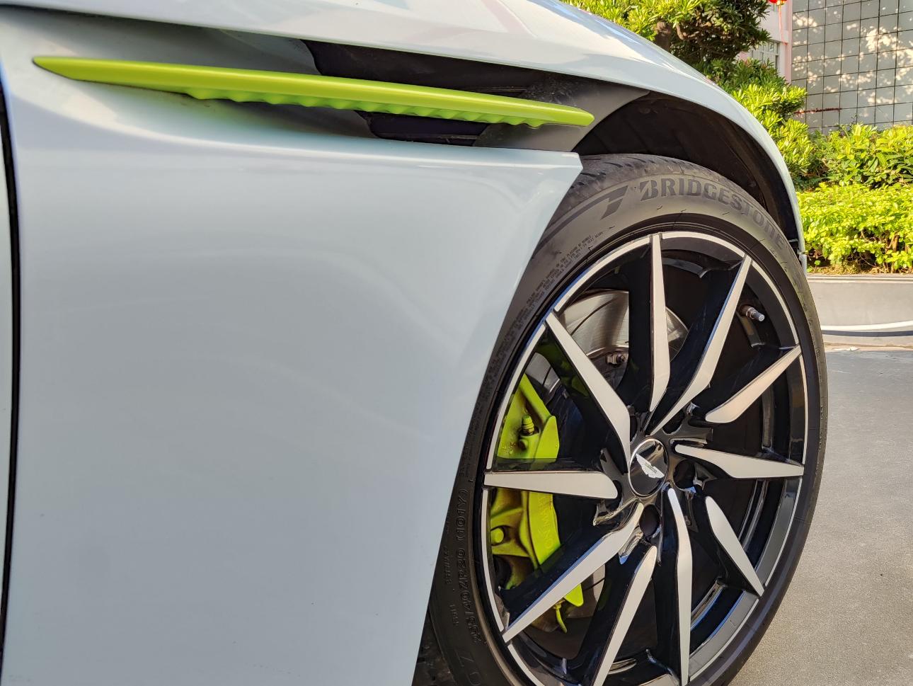 二手阿斯顿·马丁 DB11 蓝色/白/红双拼 2020款 4.0T V8 Coupe
