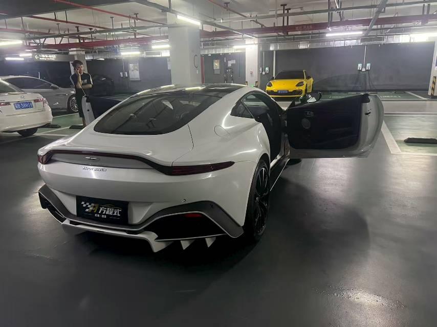 二手阿斯顿·马丁 V8 Vantage 白色/紫色 2020款 4.0T V8 Coupe