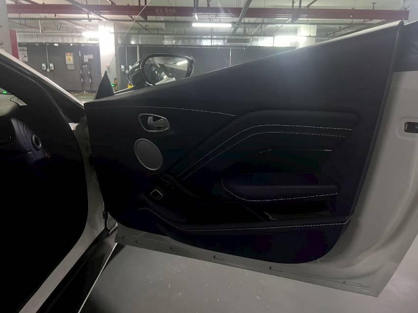 二手阿斯顿·马丁 V8 Vantage 白色/紫色 2020款 4.0T V8 Coupe