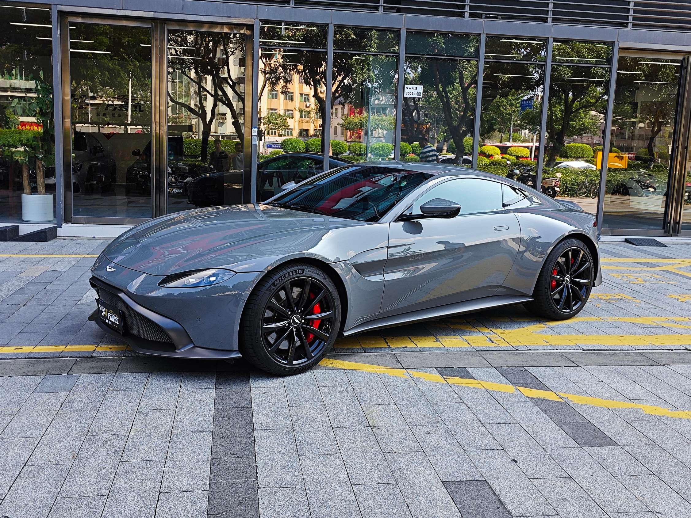 二手阿斯顿·马丁 V8 Vantage 灰色/黑色 2022款 4.0T V8 Coupe