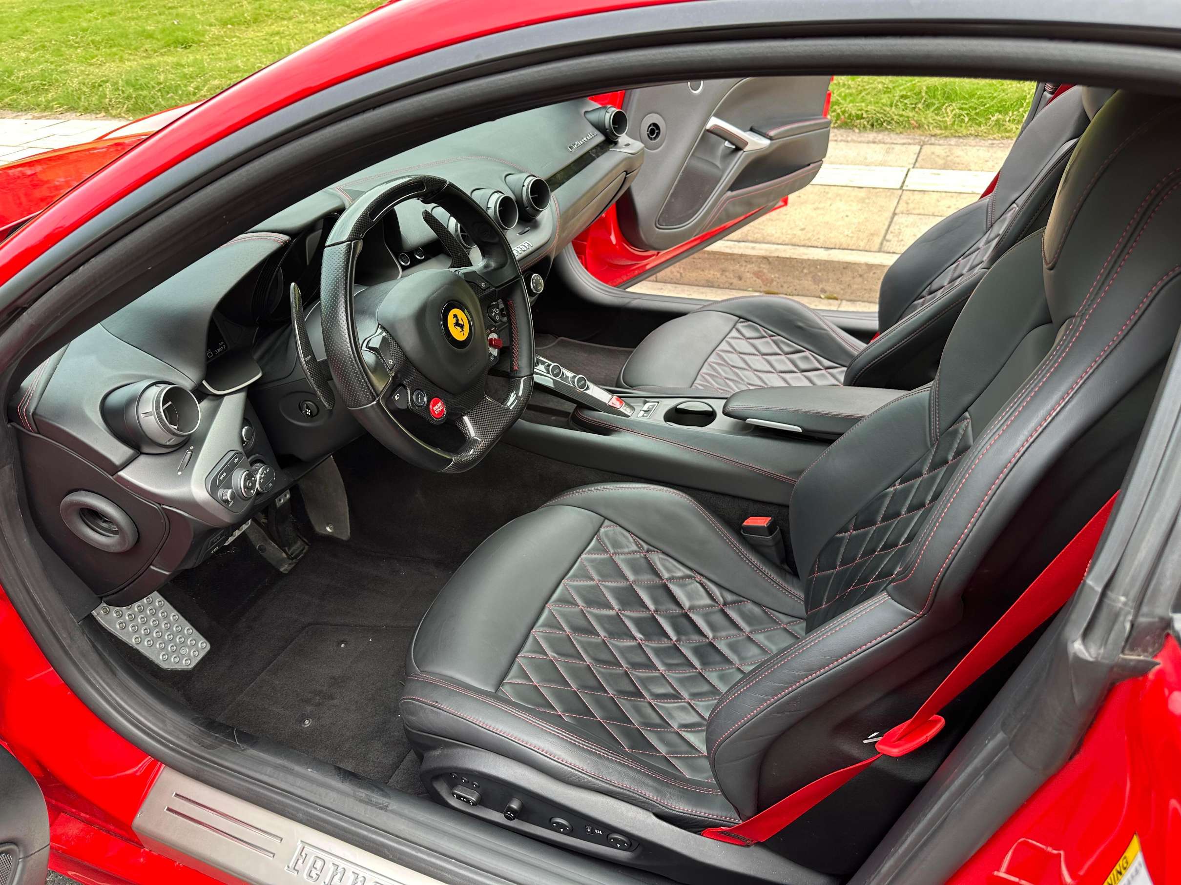 二手法拉利 F12berlinetta 红色/黑色 2013款 6.3L 标准型