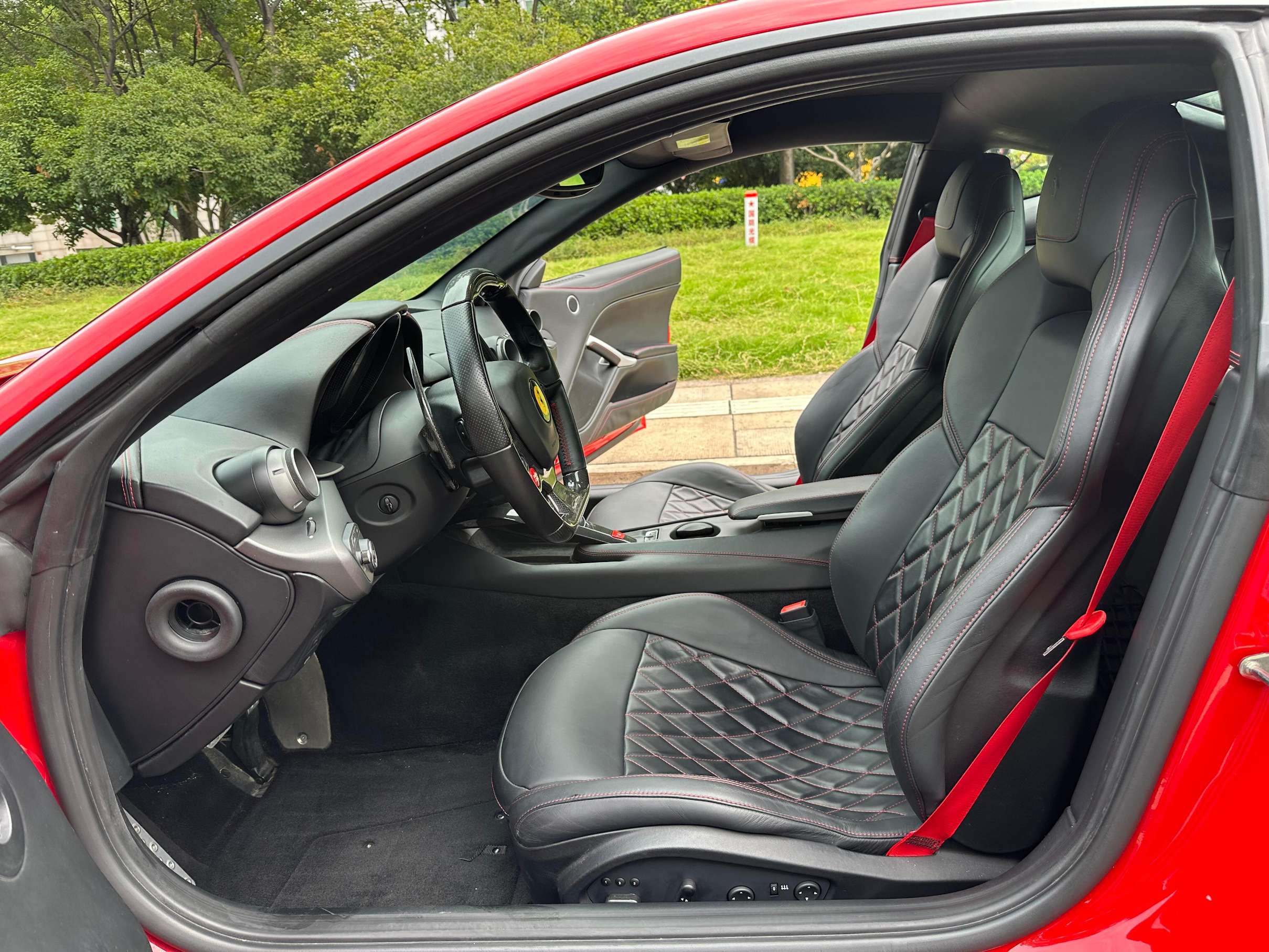 二手法拉利 F12berlinetta 红色/黑色 2013款 6.3L 标准型