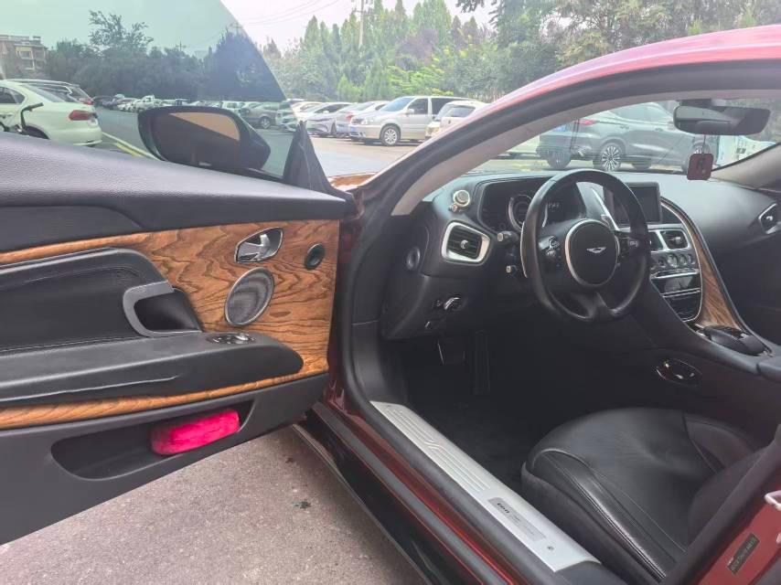 二手阿斯顿·马丁 DB11 红色/黑色 2017款 5.2T V12