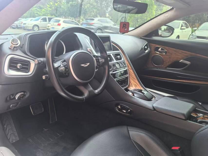 二手阿斯顿·马丁 DB11 红色/黑色 2017款 5.2T V12