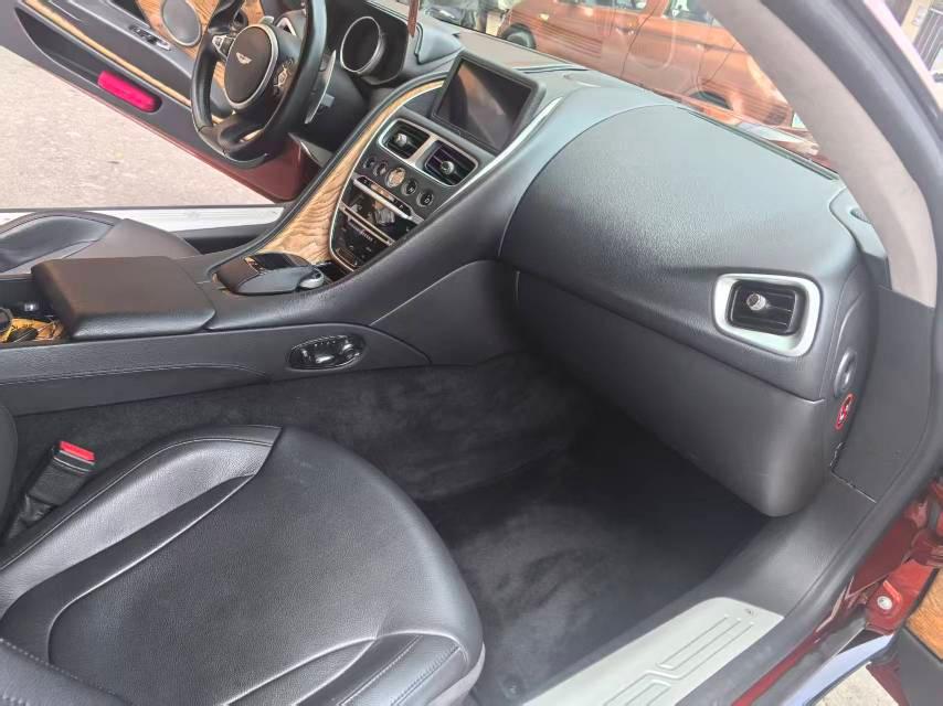 二手阿斯顿·马丁 DB11 红色/黑色 2017款 5.2T V12