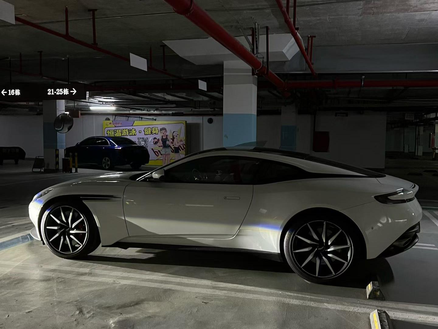 二手阿斯顿·马丁 DB11 白色/红色 2023款 4.0T V8 Coupe