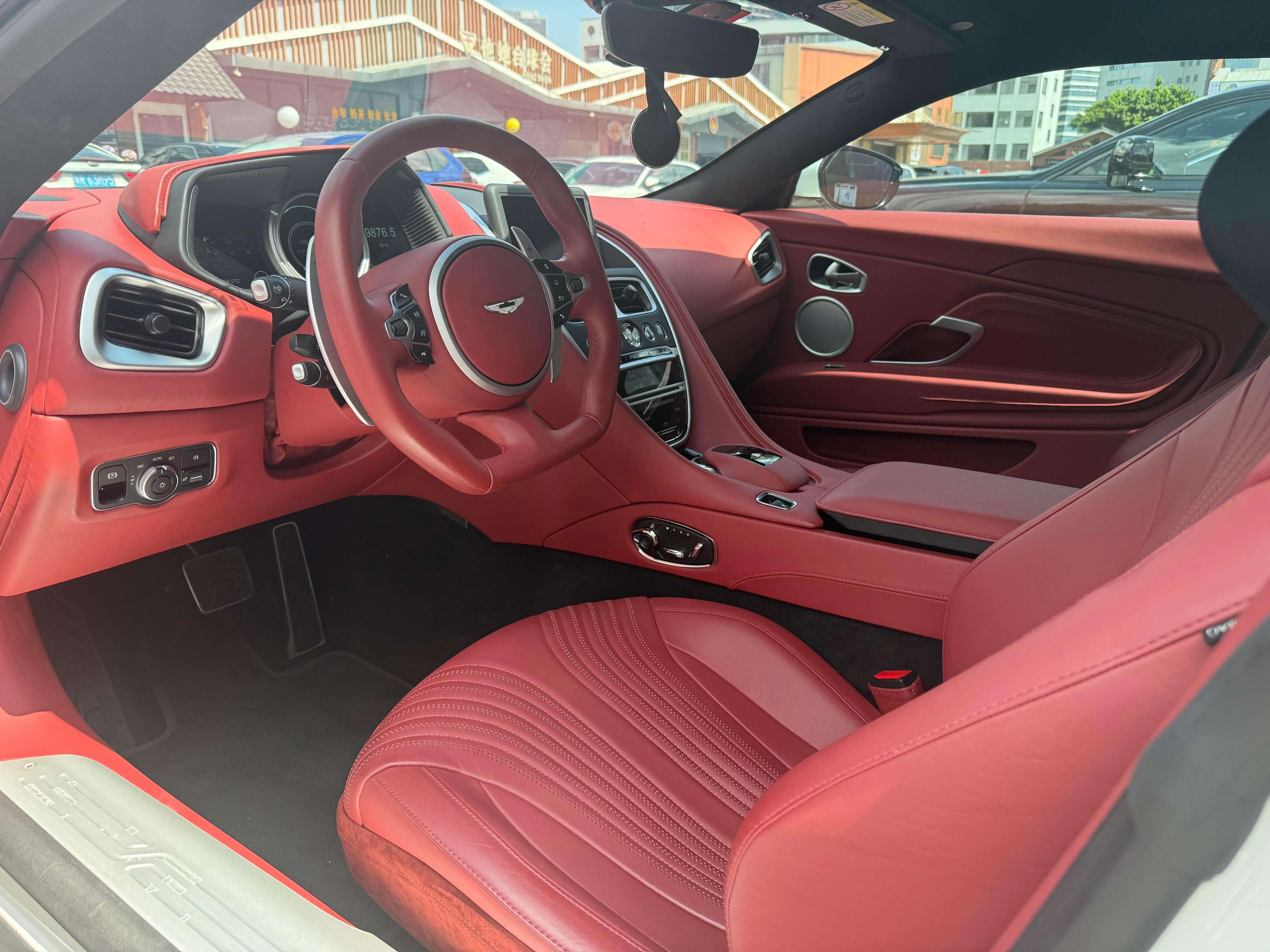 二手阿斯顿·马丁 DB11 白色/红色 2023款 4.0T V8 Coupe